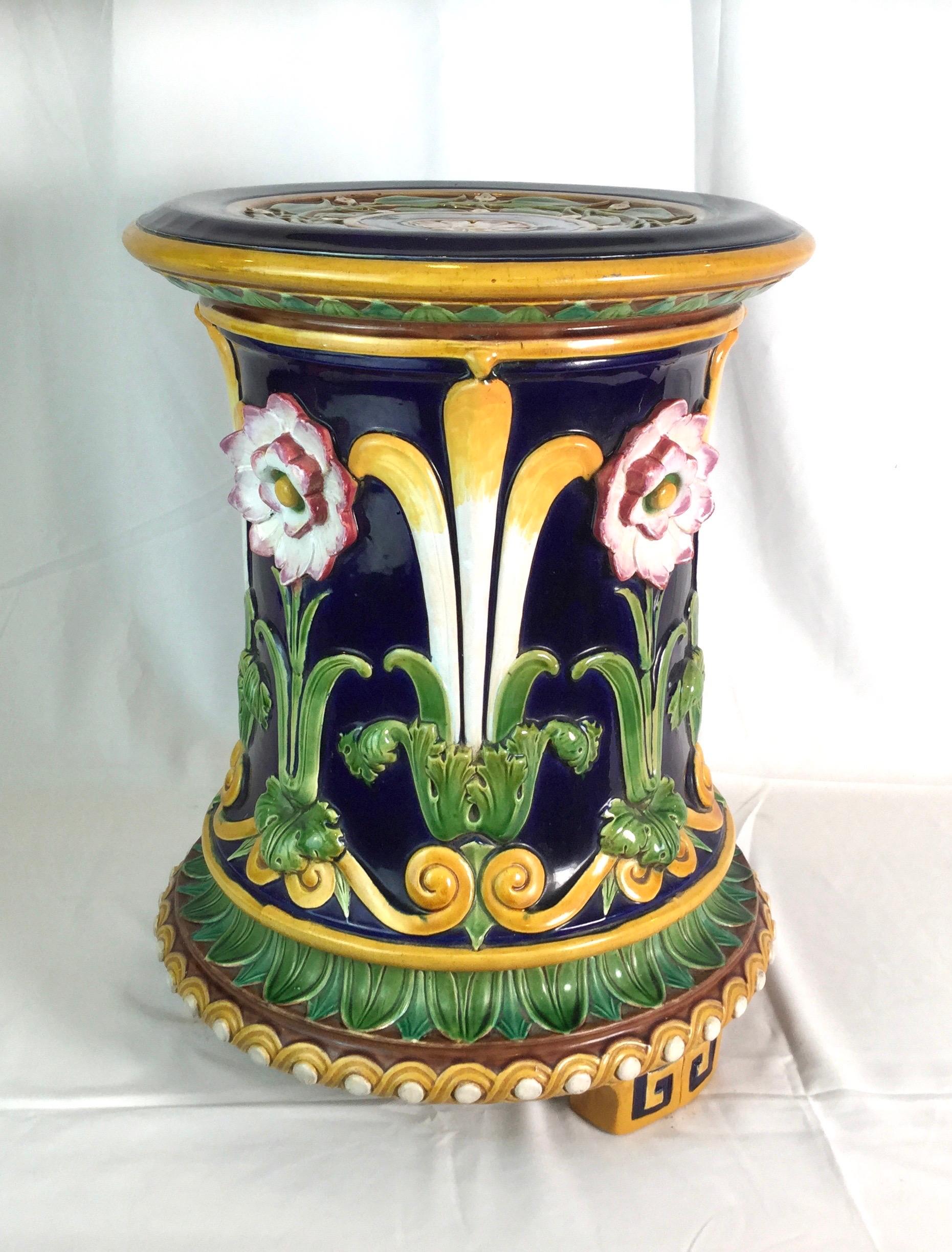 Wunderschöner Minton-Gartensitz mit Blumenmuster. Kobaltblauer Sockel mit drei erhabenen, hochreliefierten griechischen Schlüsselfüßen. Geprägt auf Botton-Rand Stoke-on-Trent Staffordshire England. 13 3/4