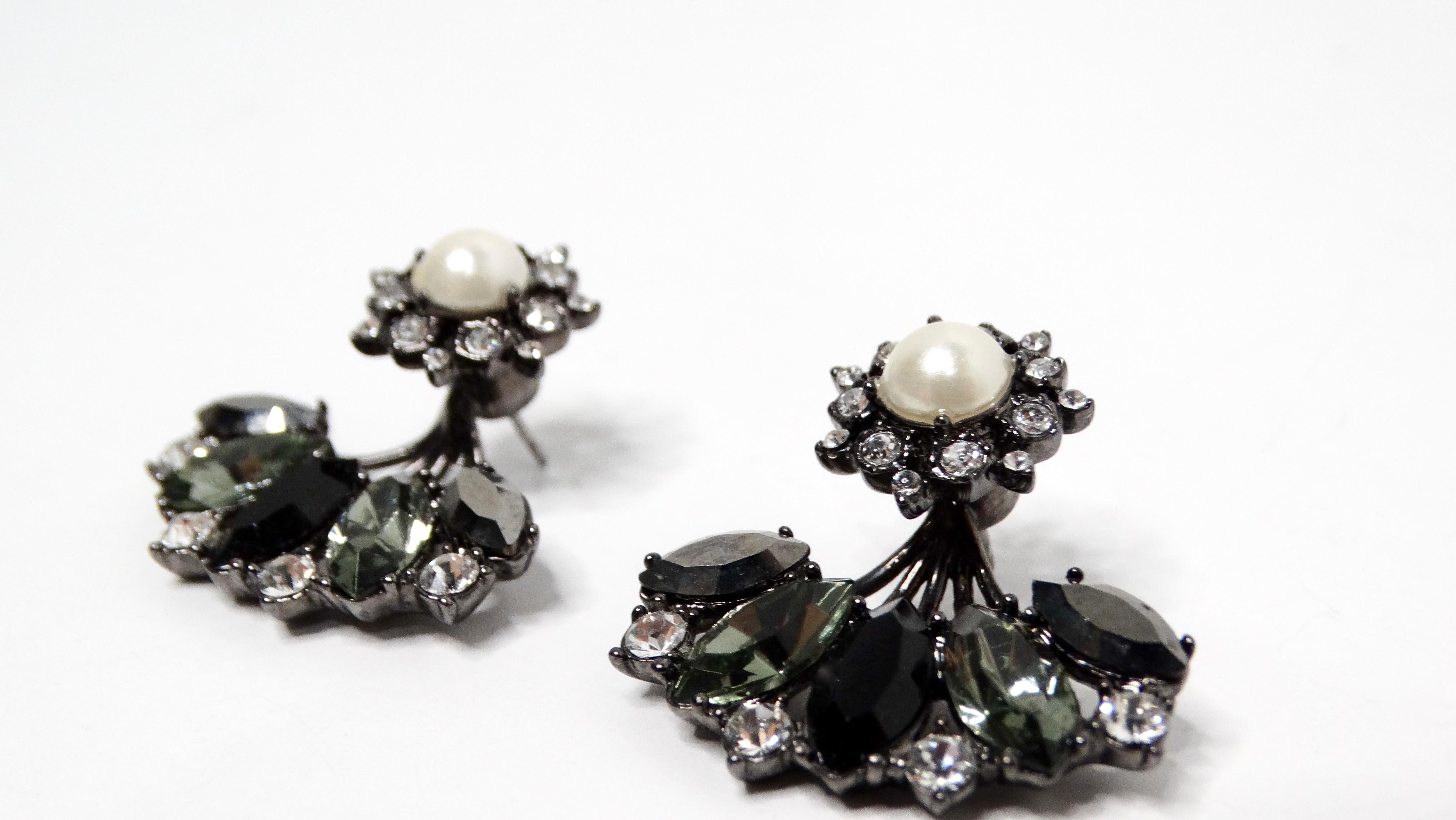 Les boucles d'oreilles éventail 2 pièces en perles et cristaux plaqués rhodium noir constituent un ajout éblouissant à toute collection de bijoux, alliant l'élégance à une touche contemporaine. Le design présente un délicat clou à motif floral qui