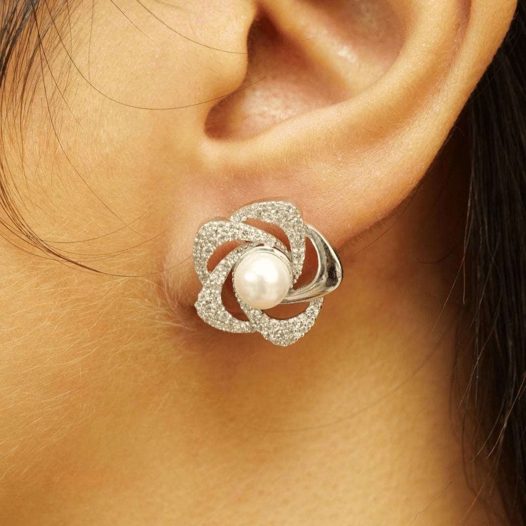 Art Déco Floral Pearl Diamond Earrings in 14K Solid Gold (Certified) in vendita