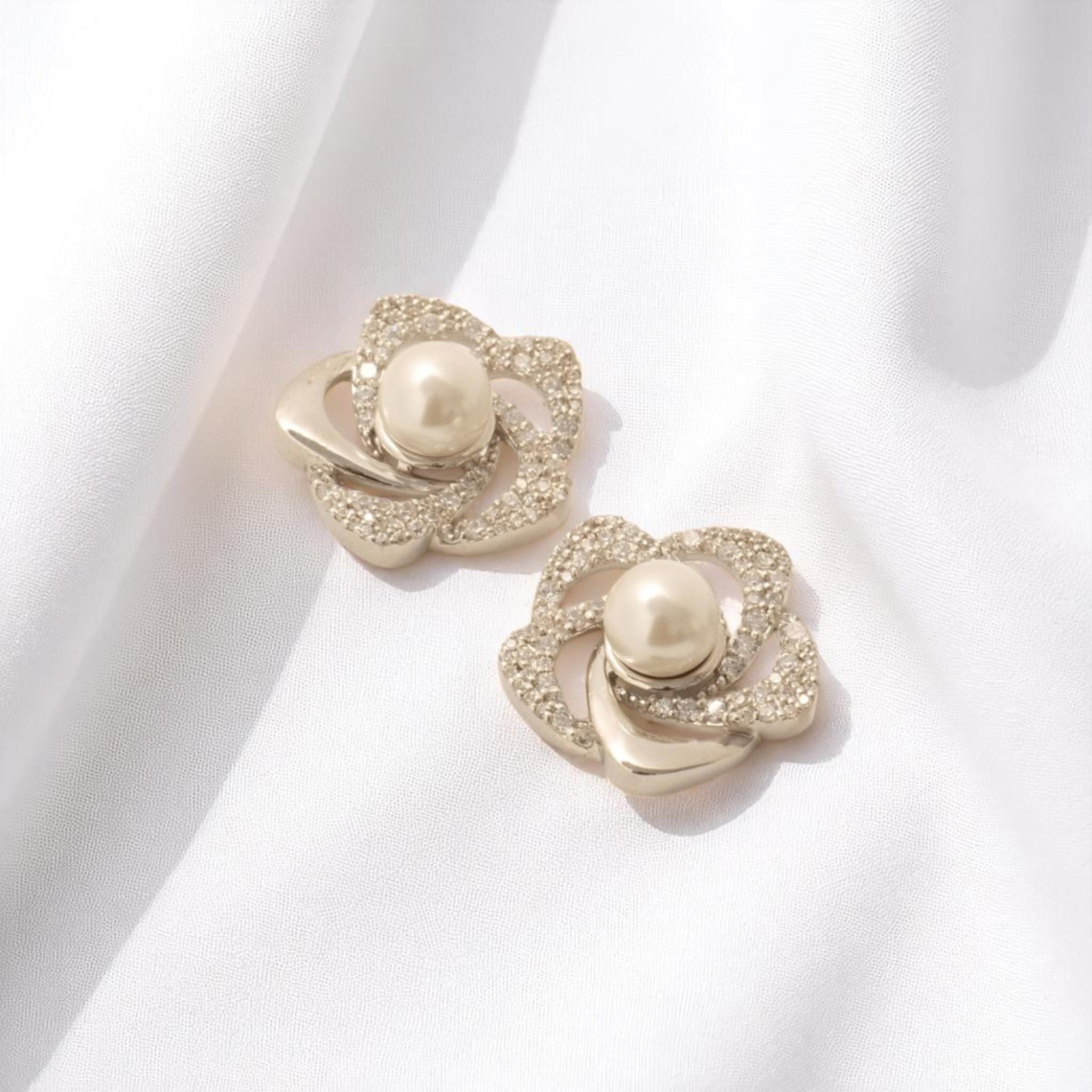 Taglio rotondo Floral Pearl Diamond Earrings in 14K Solid Gold (Certified) in vendita
