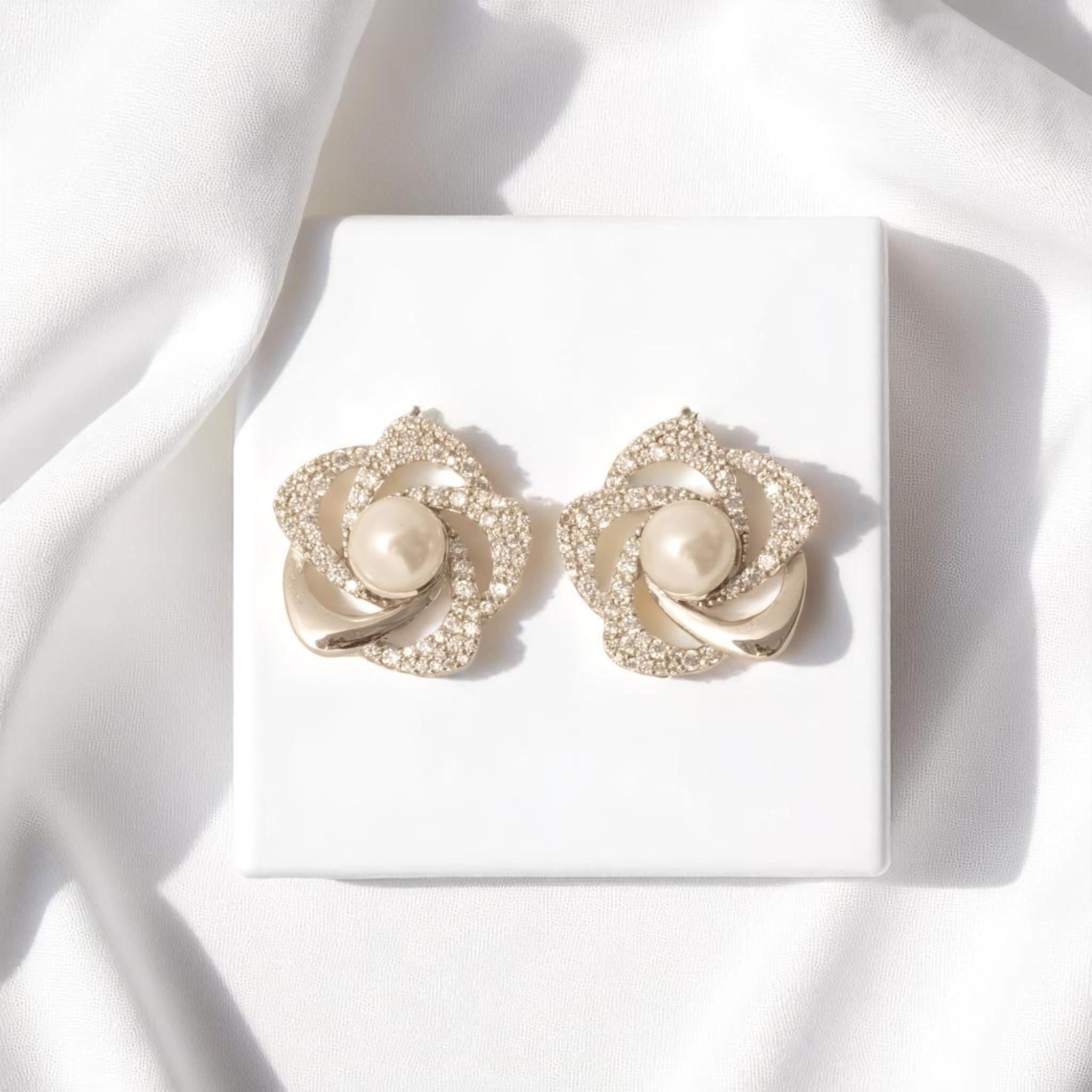 Floral Pearl Diamond Earrings in 14K Solid Gold (Certified) In condizioni Nuovo in vendita a New Delhi, DL