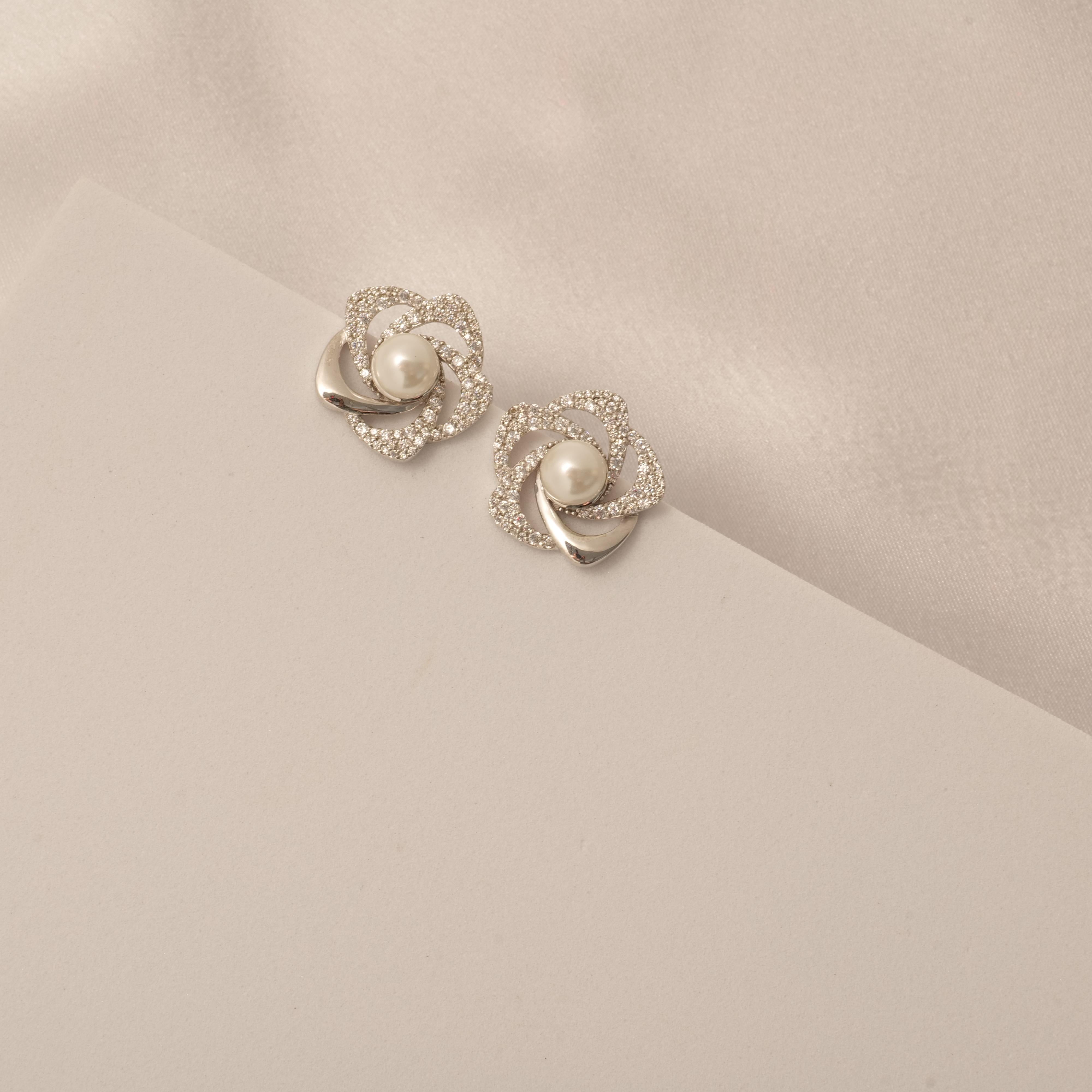 Donna Floral Pearl Diamond Earrings in 14K Solid Gold (Certified) in vendita