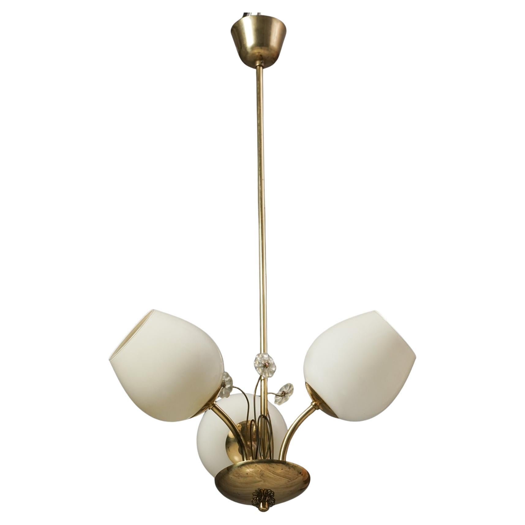 Ciondolo floreale, prodotto in Finlandia, anni '50. Struttura in ottone, dettagli floreali in plastica, paralumi in vetro opalino. Buone condizioni vintage, patina coerente con l'età e l'uso. 