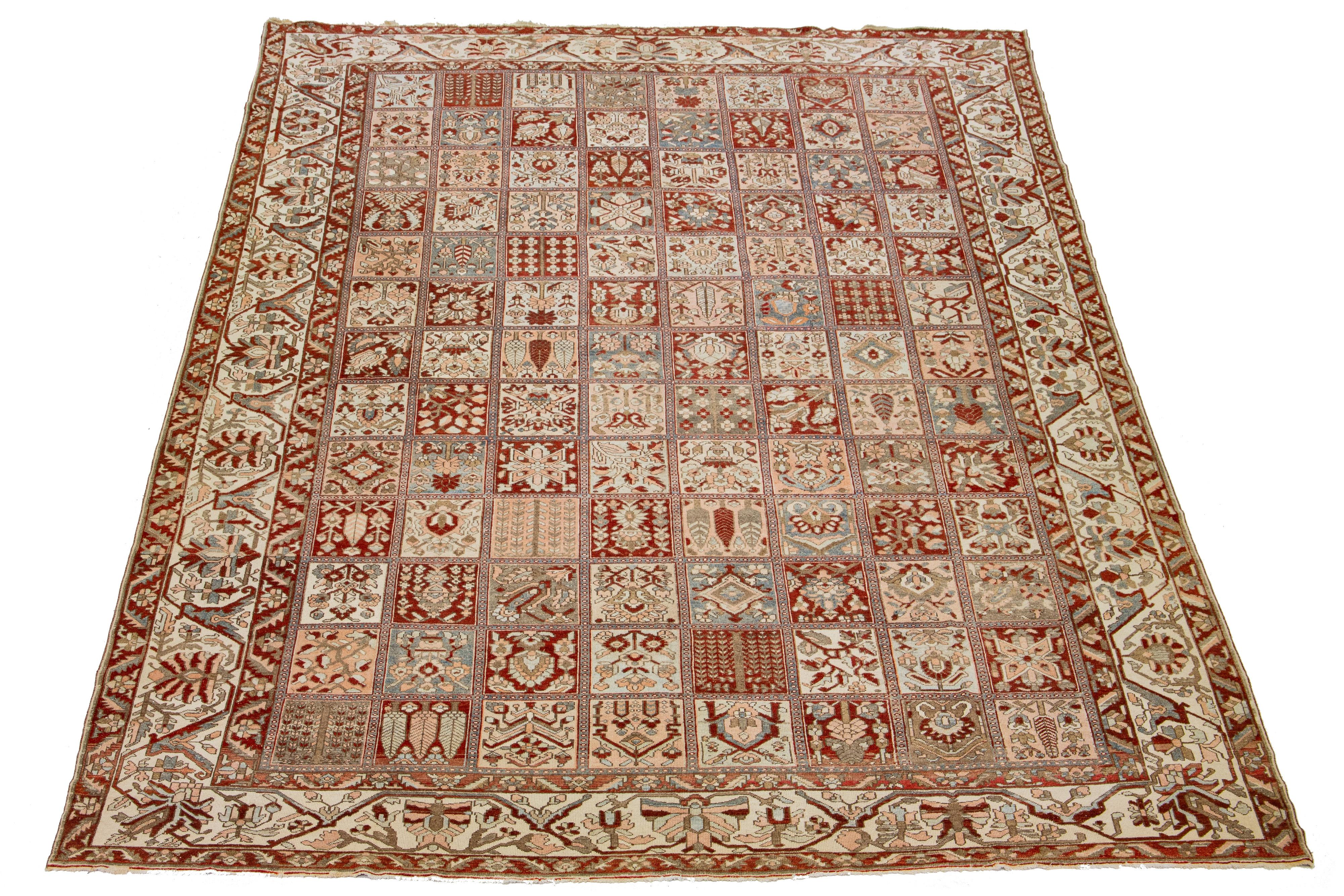 Schöner antiker Bachtiari-Teppich aus handgeknüpfter Wolle mit einem rostroten, blauen, beigen und pfirsichfarbenen Farbfeld. Dieses persische Stück hat ein klassisches florales Muster.

Dieser Teppich misst 12'4