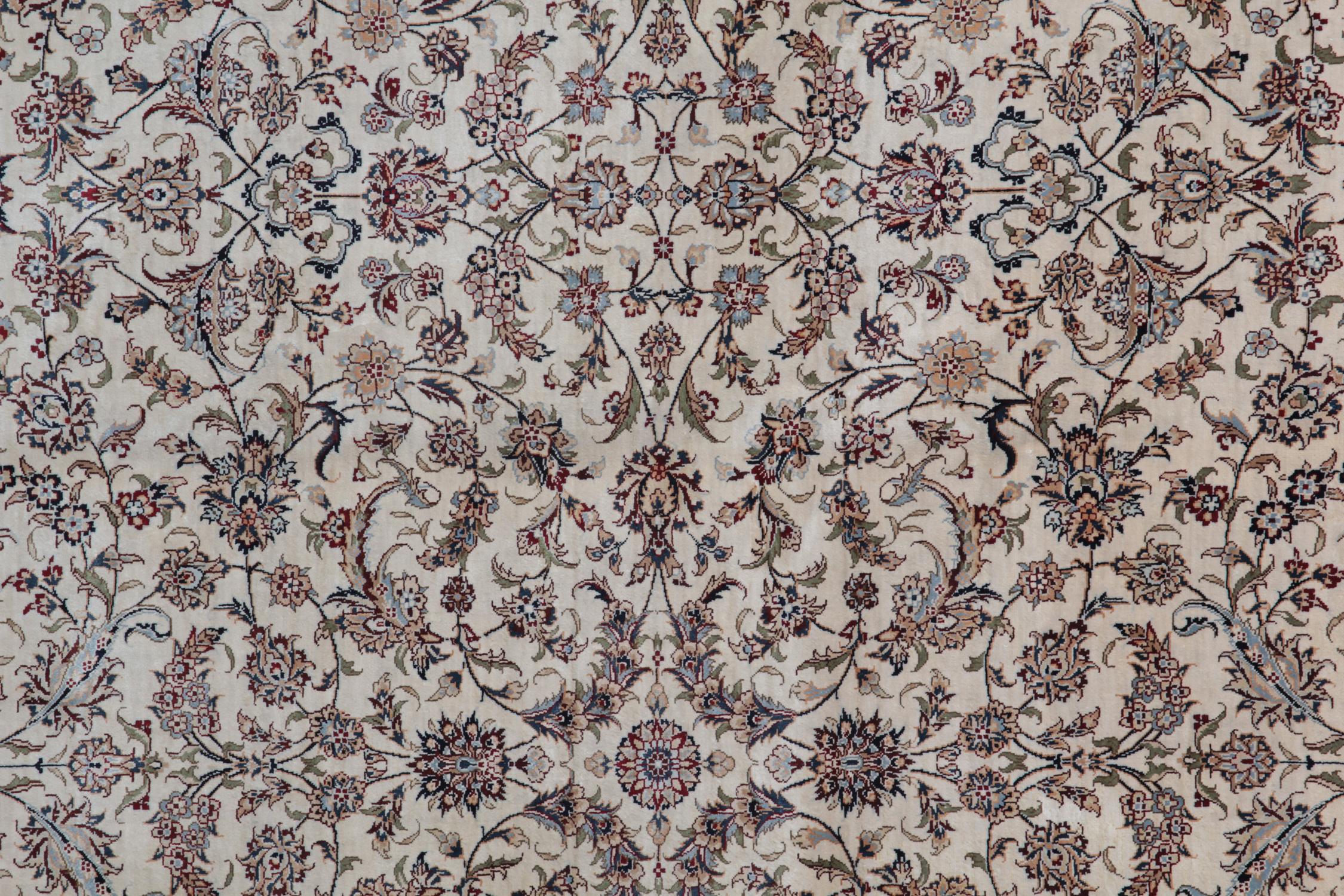 Dieser cremefarbene Teppich ist ein feiner chinesischer Teppich mit All-Over-Design und höchster Qualität aus reiner Bio-Seide und pflanzlichen Farbstoffen. Die Farbpalette ist eine Kombination aus grauen Teppichtönen. Von den Innenarchitekten als