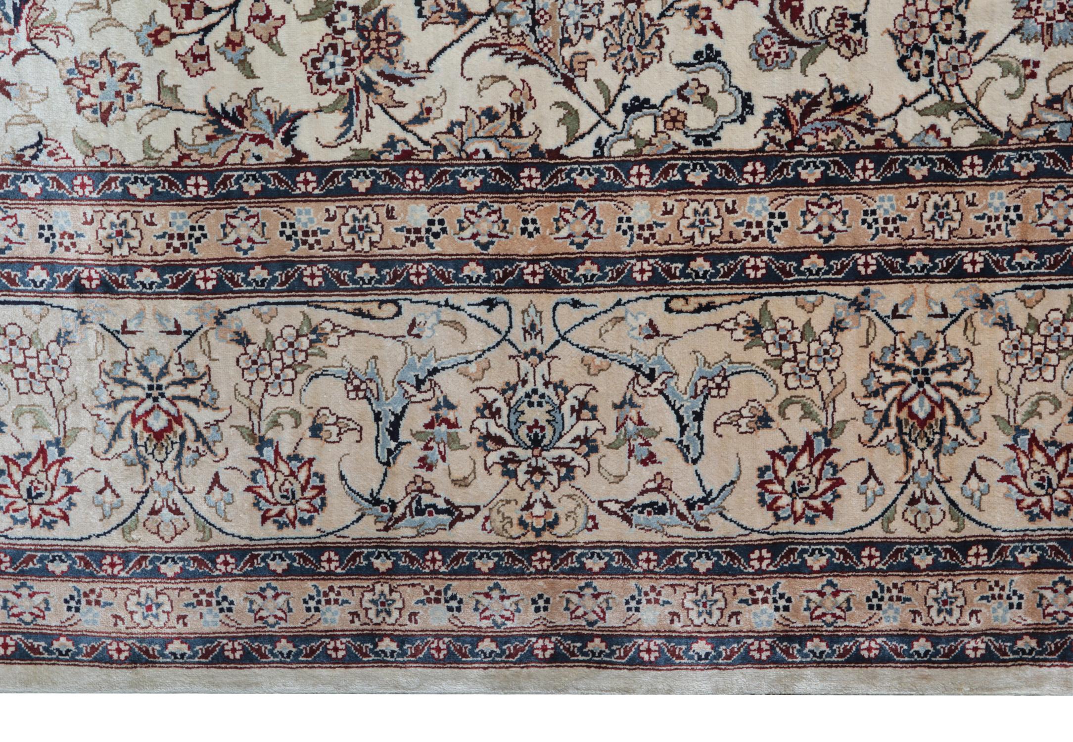 Chinesischer orientalischer cremefarbener Teppich aus reiner Seide mit Blumenmuster (Tabriz) im Angebot