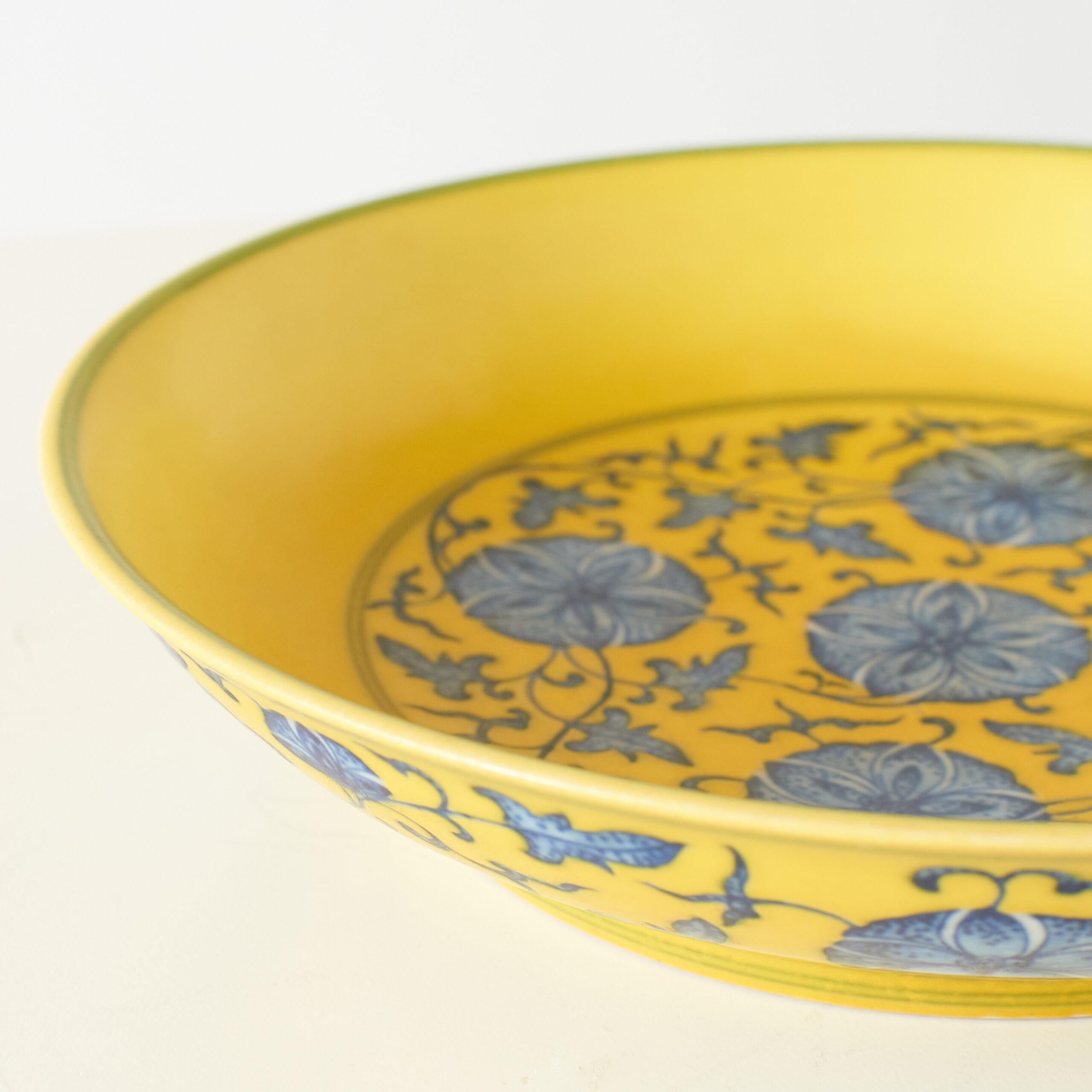 Floral Plate with Underglaze Blue on Yellow Ground In Good Condition For Sale In San Francisco, CA