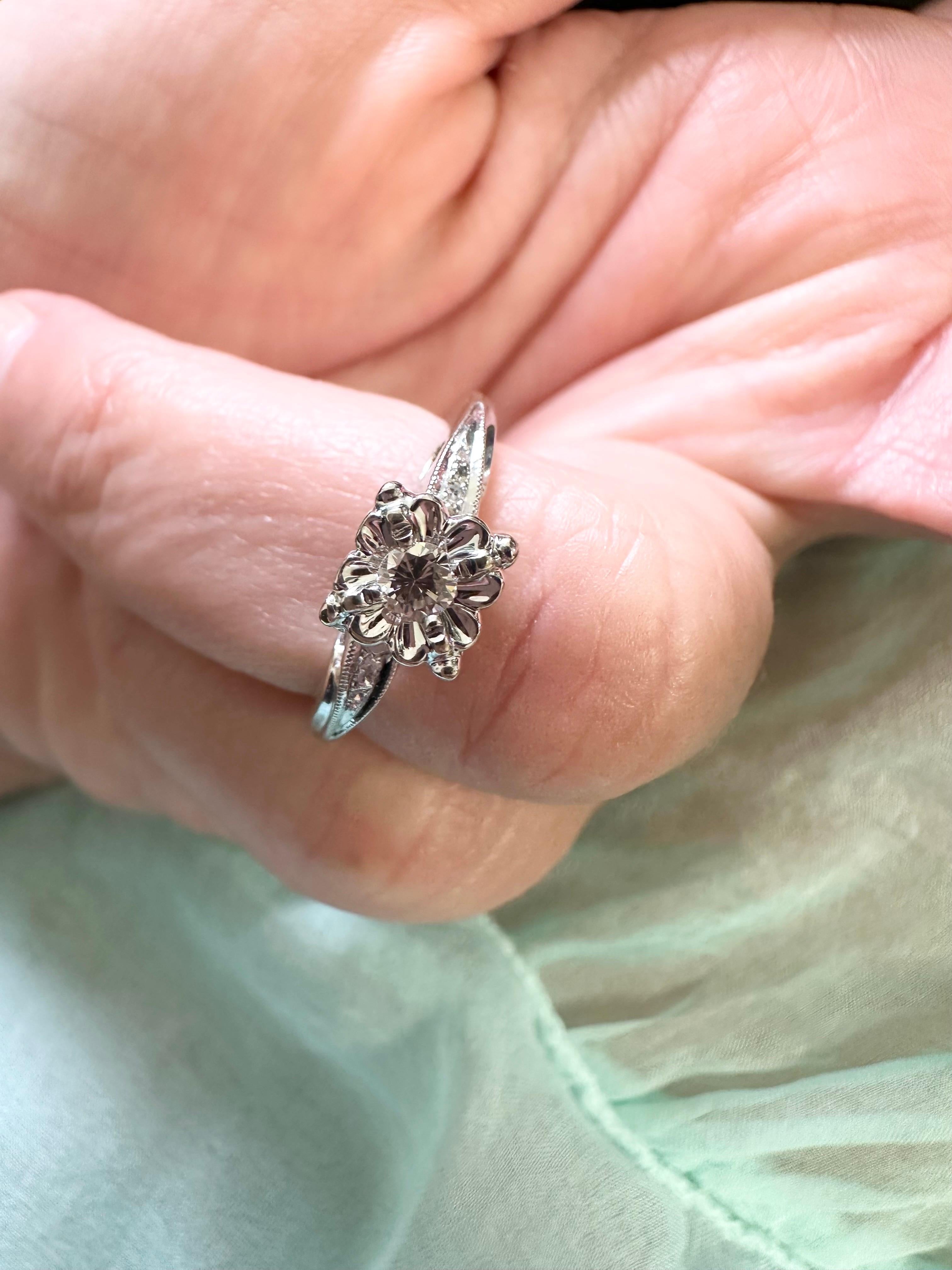 Round Cut Floral platinum diamond ring vintage diamond ring For Sale