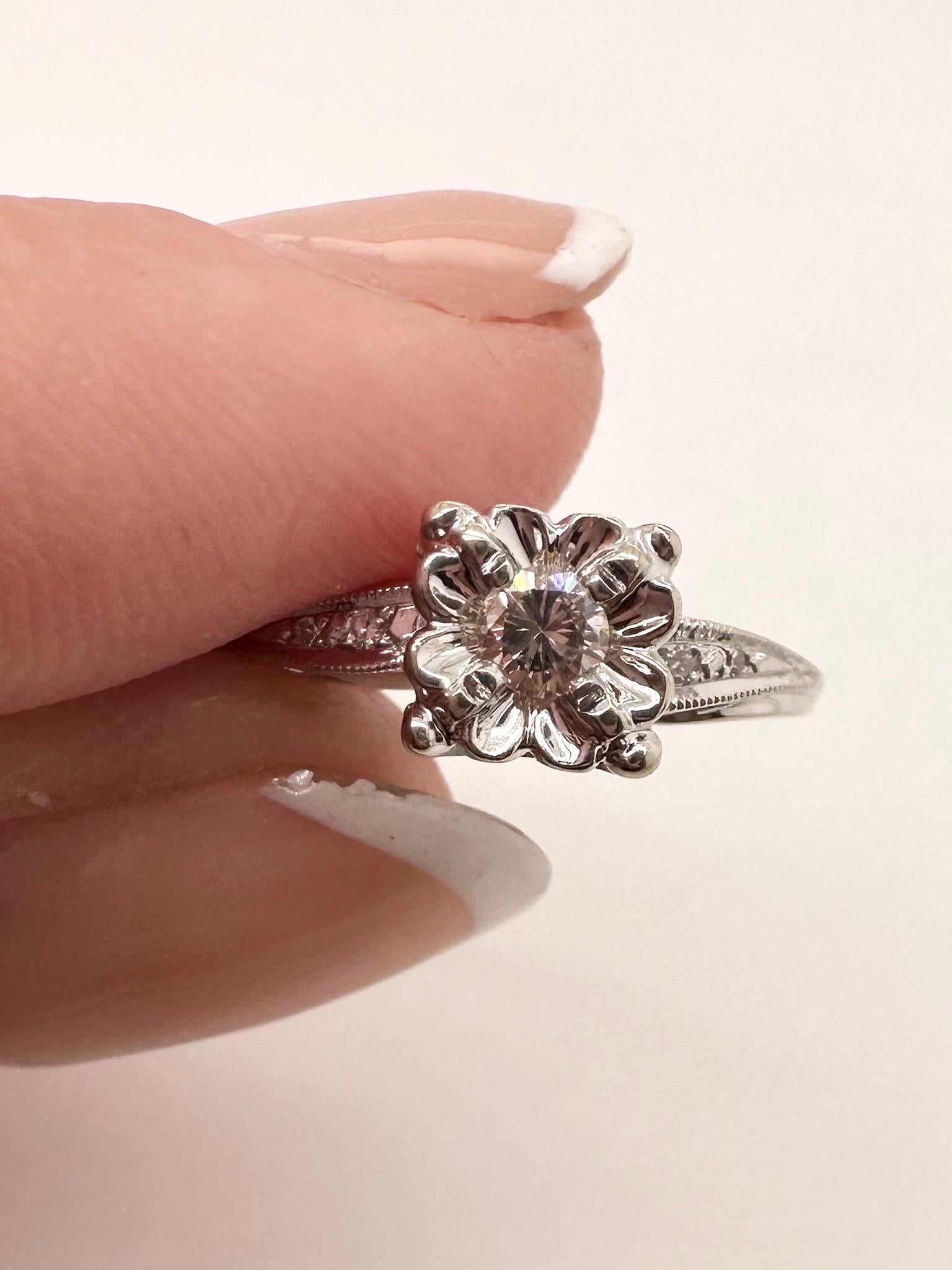 Floral platinum diamond ring vintage diamond ring In Excellent Condition For Sale In Boca Raton, FL