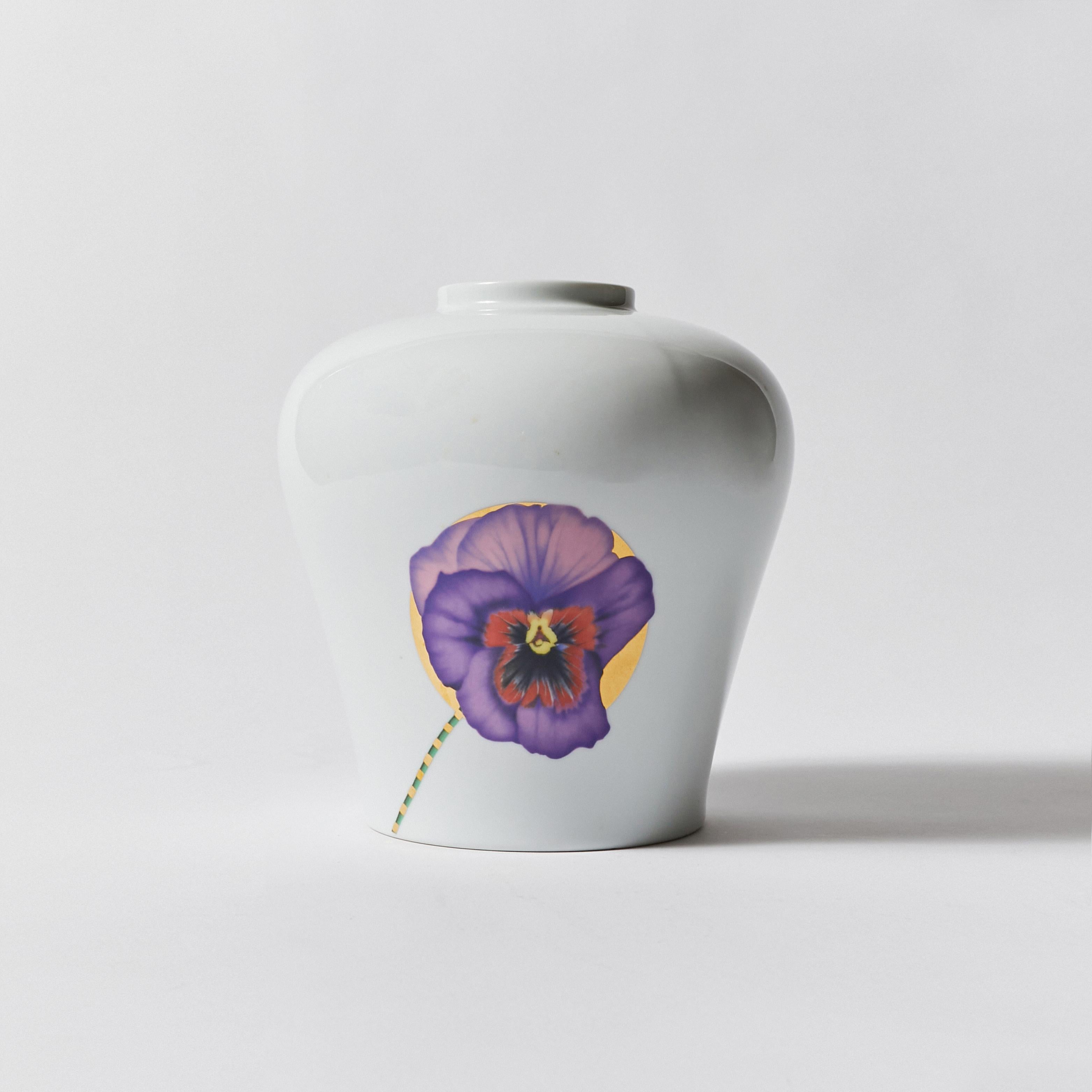 Vase en porcelaine de Rosenthal en forme d'urne à motif floral.