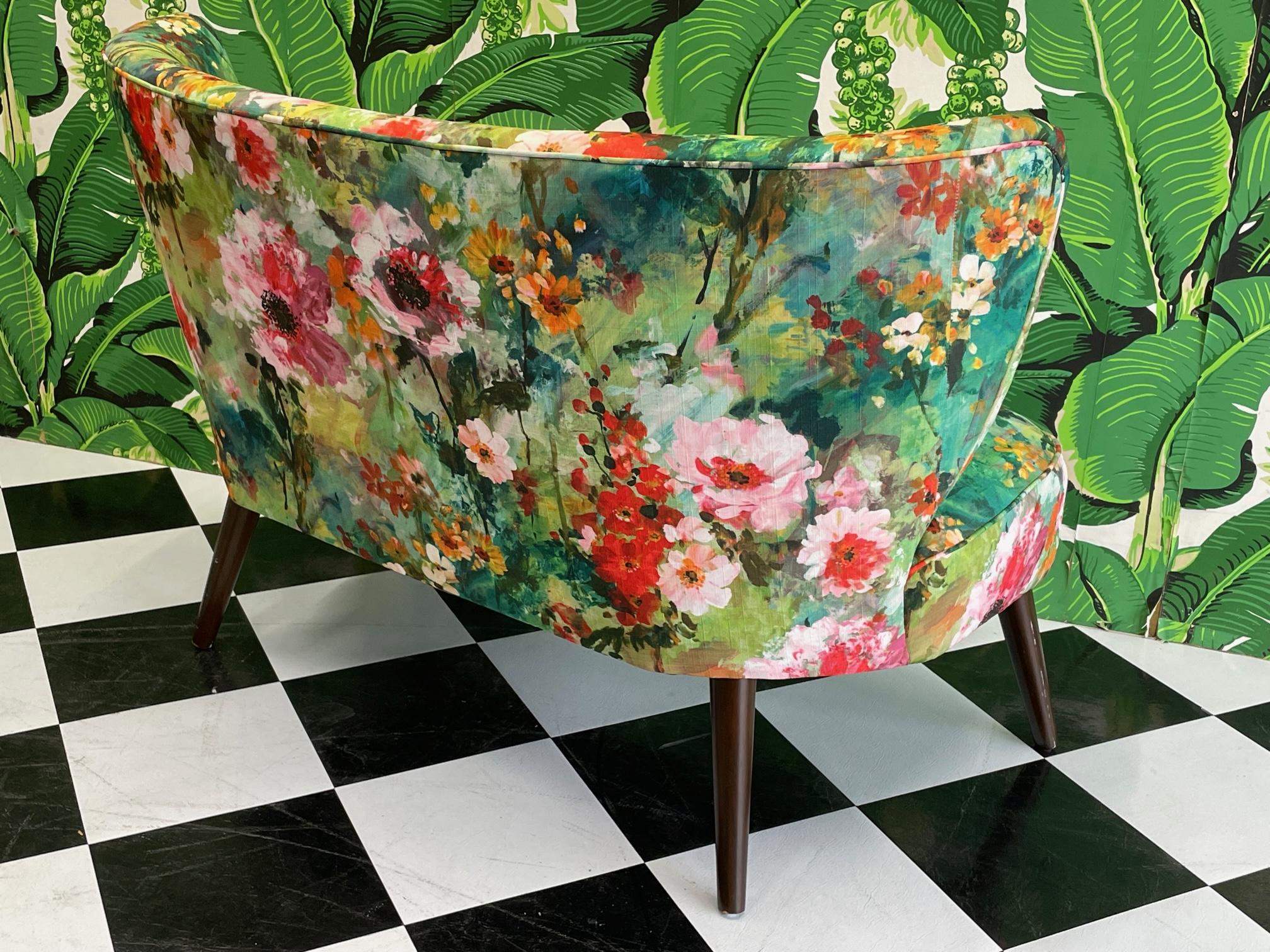 Settee de style mi-siècle à imprimé floral en vente 1