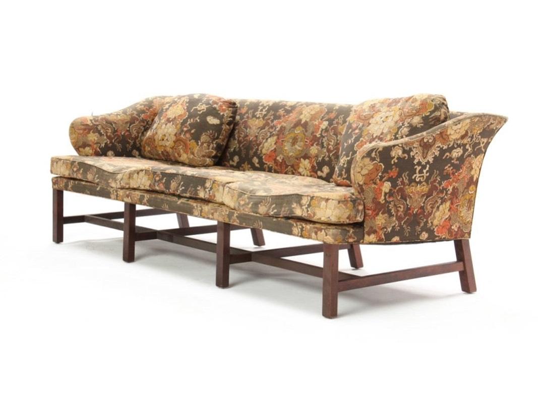 Ein englisch inspiriertes Sofa mit dem originalen Leinenbezug in dunklem Oliv, Koralle, Braun und Beige mit asiatischem Blumendruck, auf geraden Beinen aus dunklem Nussbaumholz.