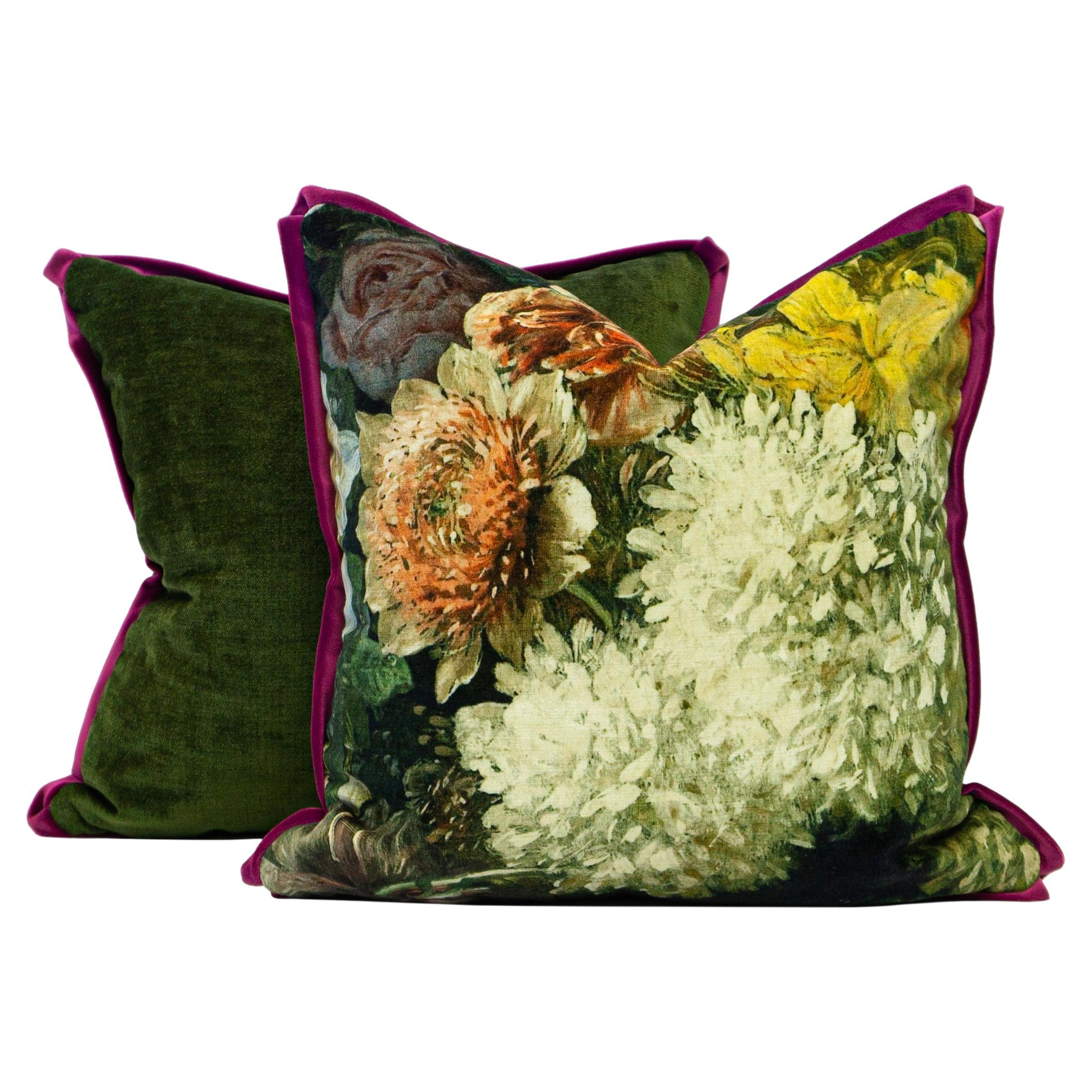 Quadratische Kissen mit Blumenmuster in Dunkelgrün und lila Samtbesatz