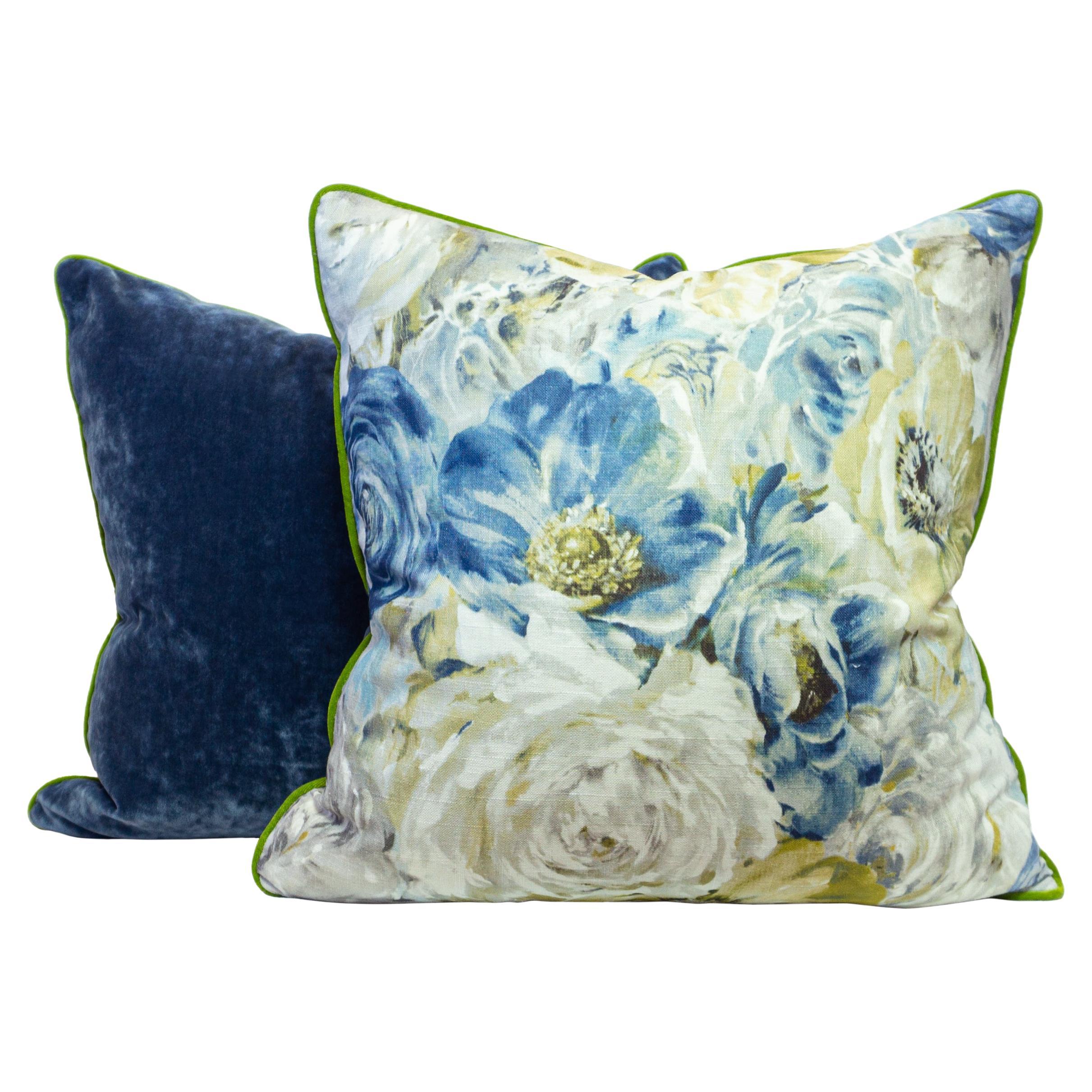 Oreiller carré en lin imprimé floral avec bordure en velours bleu et vert en vente