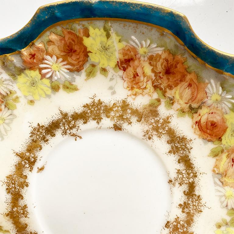 Blumen florale, reichblaue Limoges-Keramik-Kaffeeuntertasse, Limoges, Frankreich, 1800er Jahre (Französisch) im Angebot