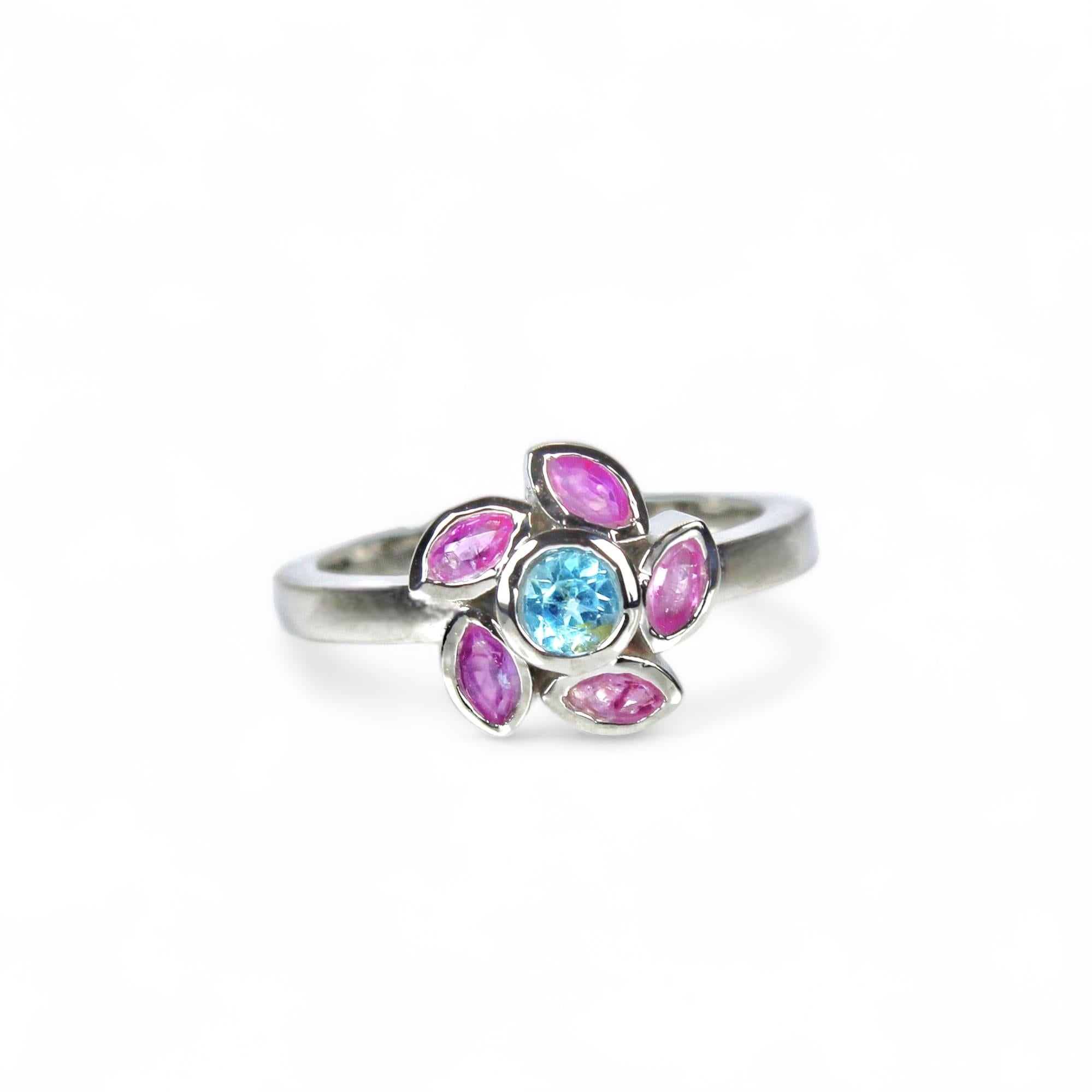 Floral-Ring mit natürlichen rosa Rubinen und blauem Topas im Zustand „Neu“ im Angebot in Vadgam, GJ