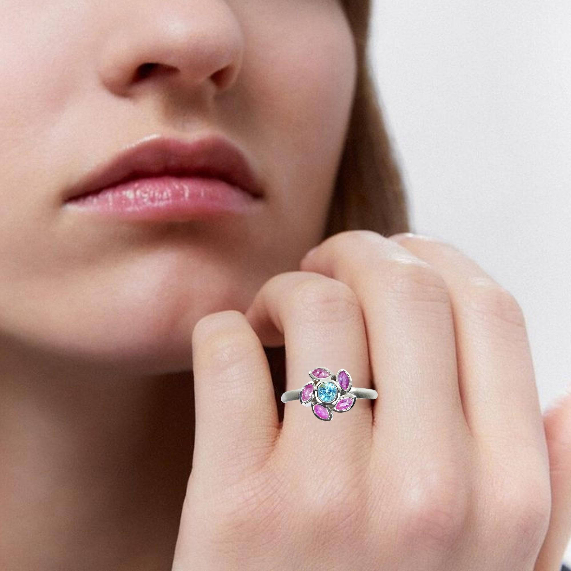 Floral-Ring mit natürlichen rosa Rubinen und blauem Topas Damen im Angebot