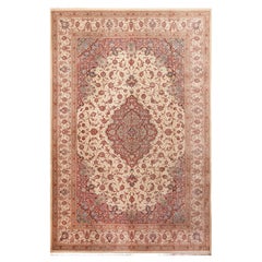 Floral Room Size Vintage Luxuriöser persischer Qum-Medaillon-Teppich aus Seide mit Medaillon 6'6" x 9'8"