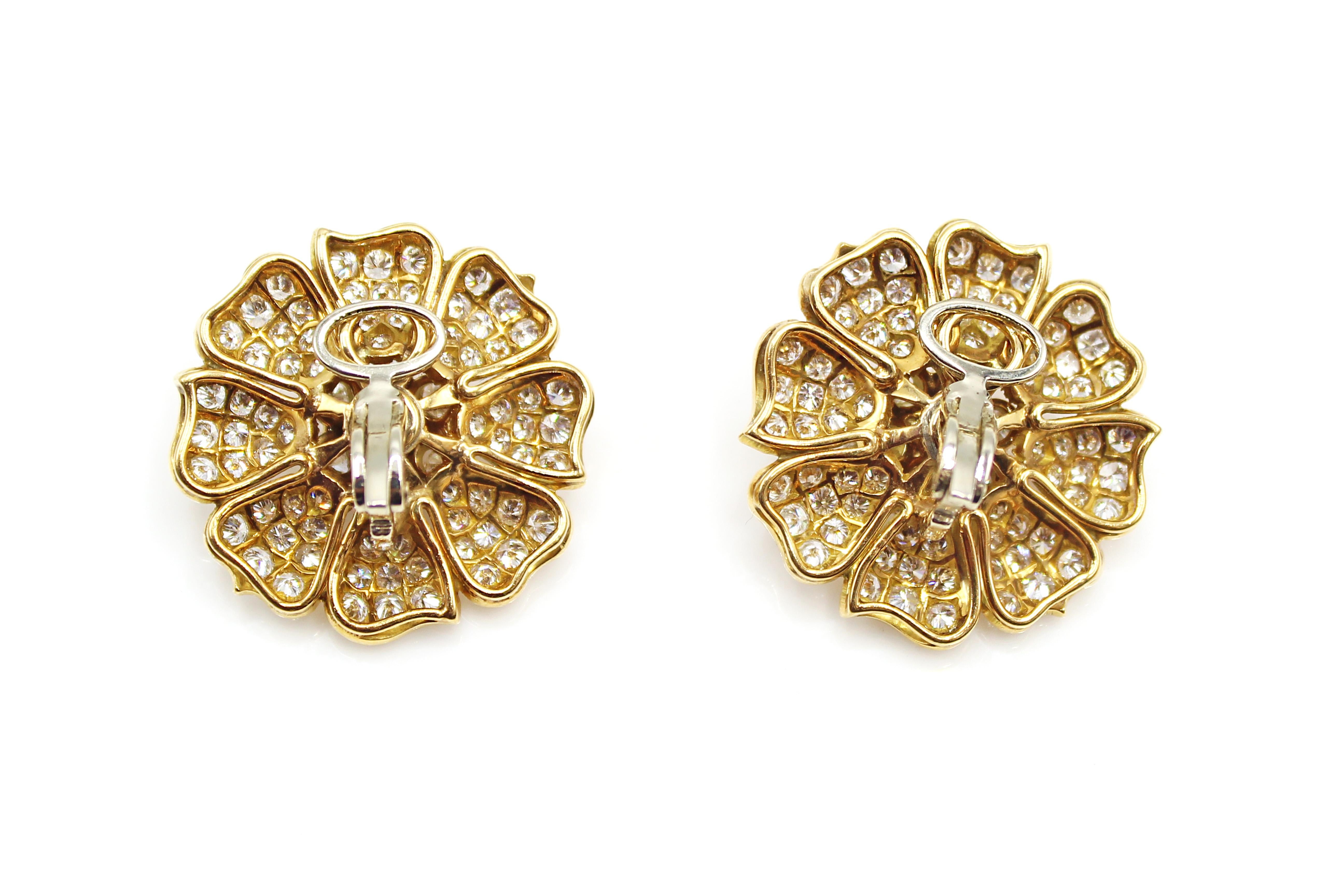 This gorgeous pair of 1980s ear clips are magnificently hand-crafted in 18 karat yellow gold and masterfully designed in the shape of a flower. Each petal is detailed and shaped on a flowing curved and three-dimensional form. These earrings are pave