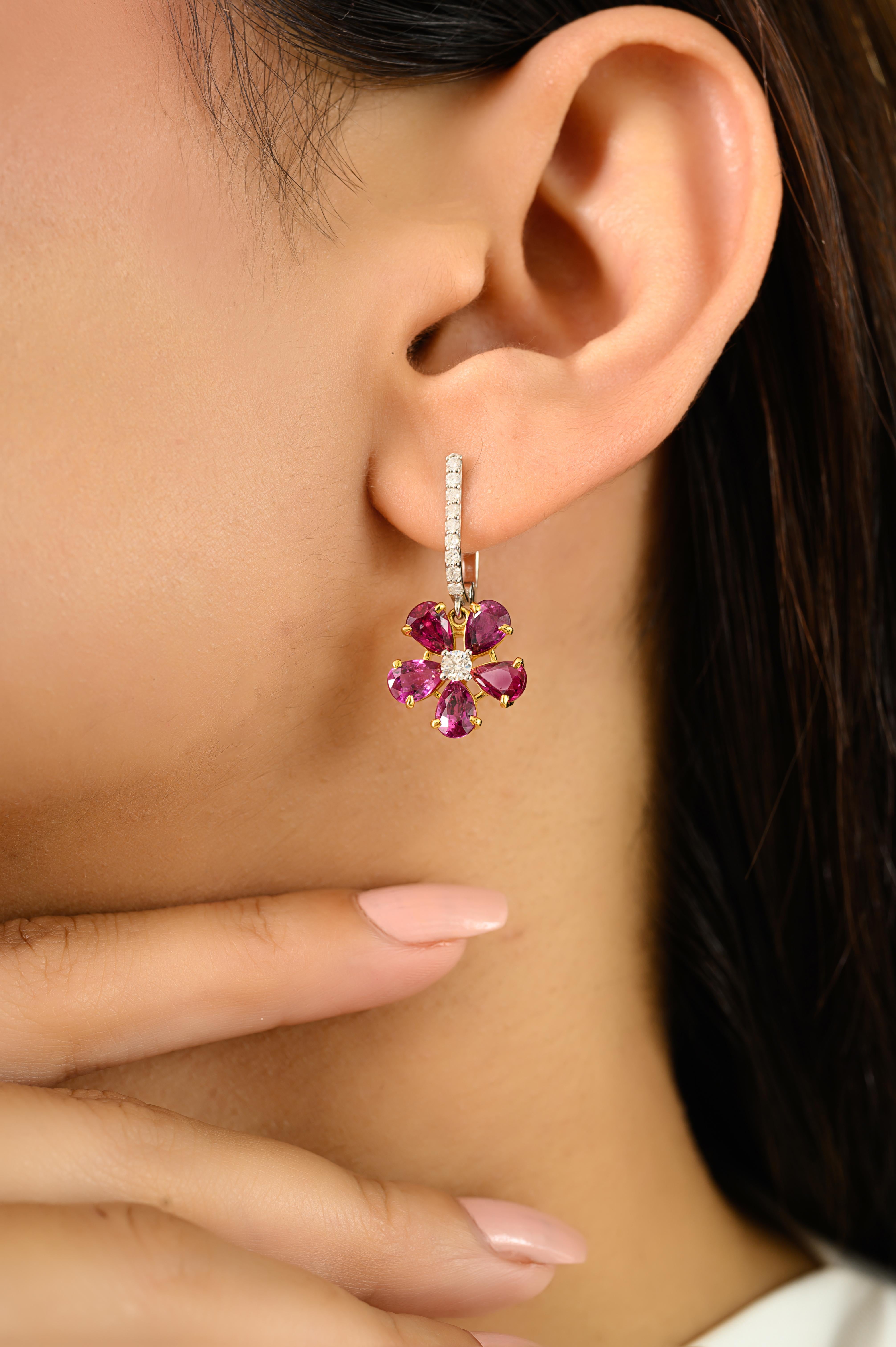 Diese floralen Rubin- und Diamant-Tropfenohrringe mit Hebelverschluss aus 18k zweifarbigem Gold. Der Rubin im Birnenschliff mit einem Gesamtgewicht von 5,06 Karat ist in einem zarten Blumenmotiv angeordnet. Funkelnde runde Brillanten von 0,42 Karat