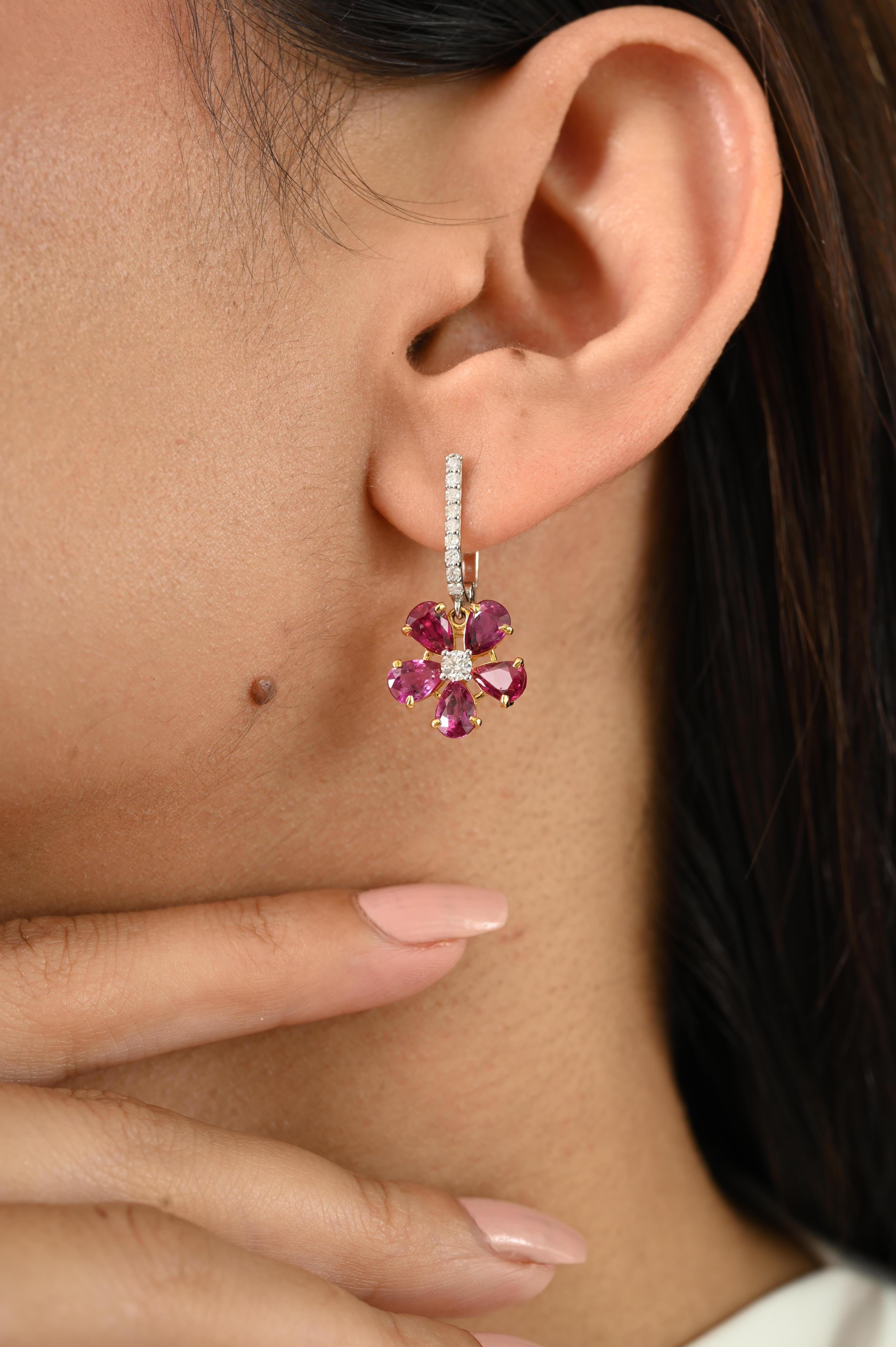 Pendientes Florales de Rubí y Diamantes con Cierre de Palanca Oro Bicolor 18k Corte pera en venta