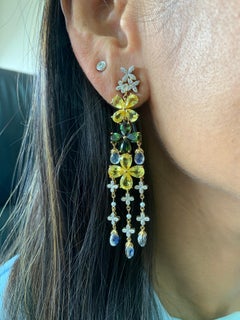 Sunita Nahata Ohrring aus 18KYG mit geblümtem Saphir, Turmalin, Mondstein und Diamanten