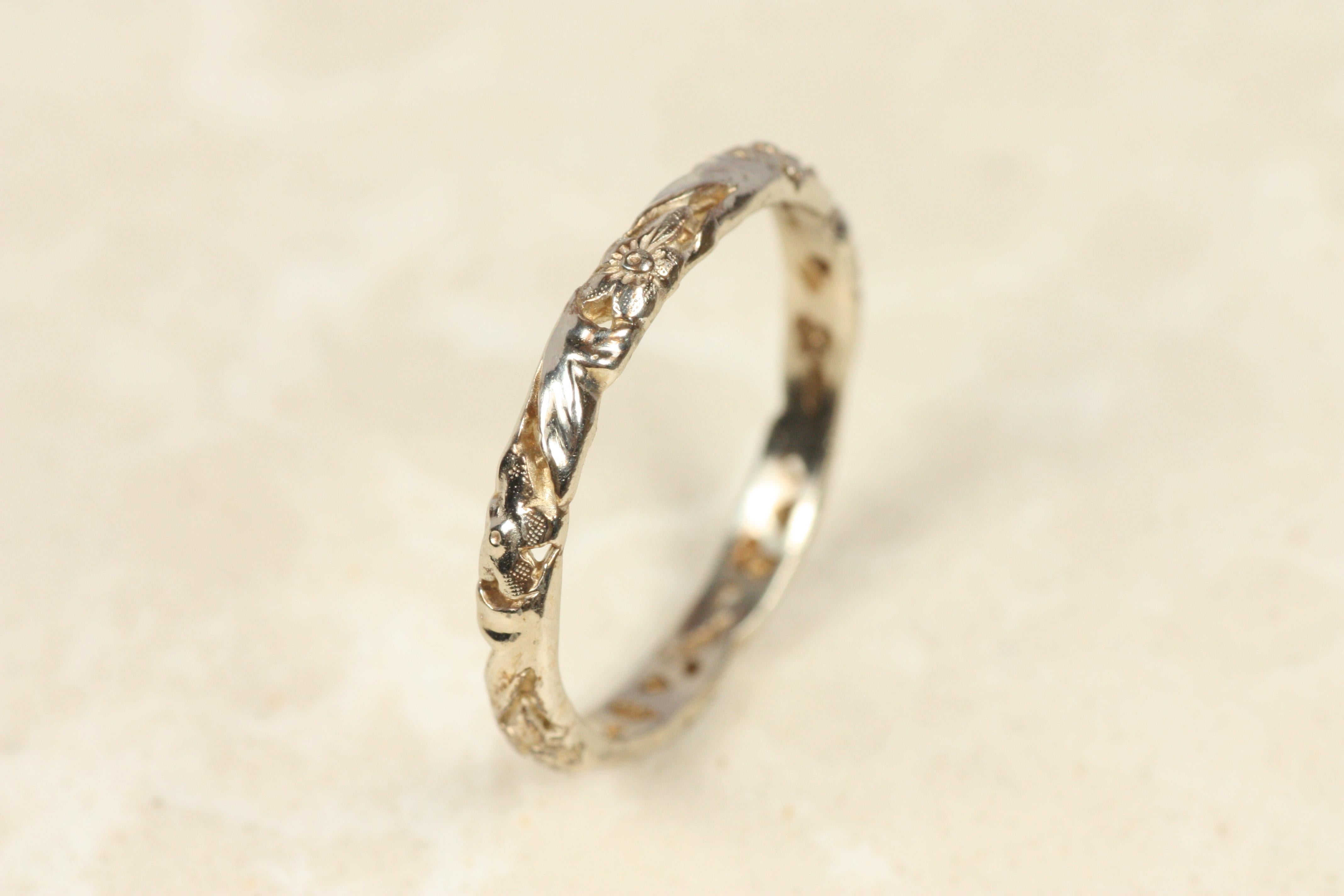 Modern Floral Sculpted White Gold Vintage-Inspired Wedding Band For Sale