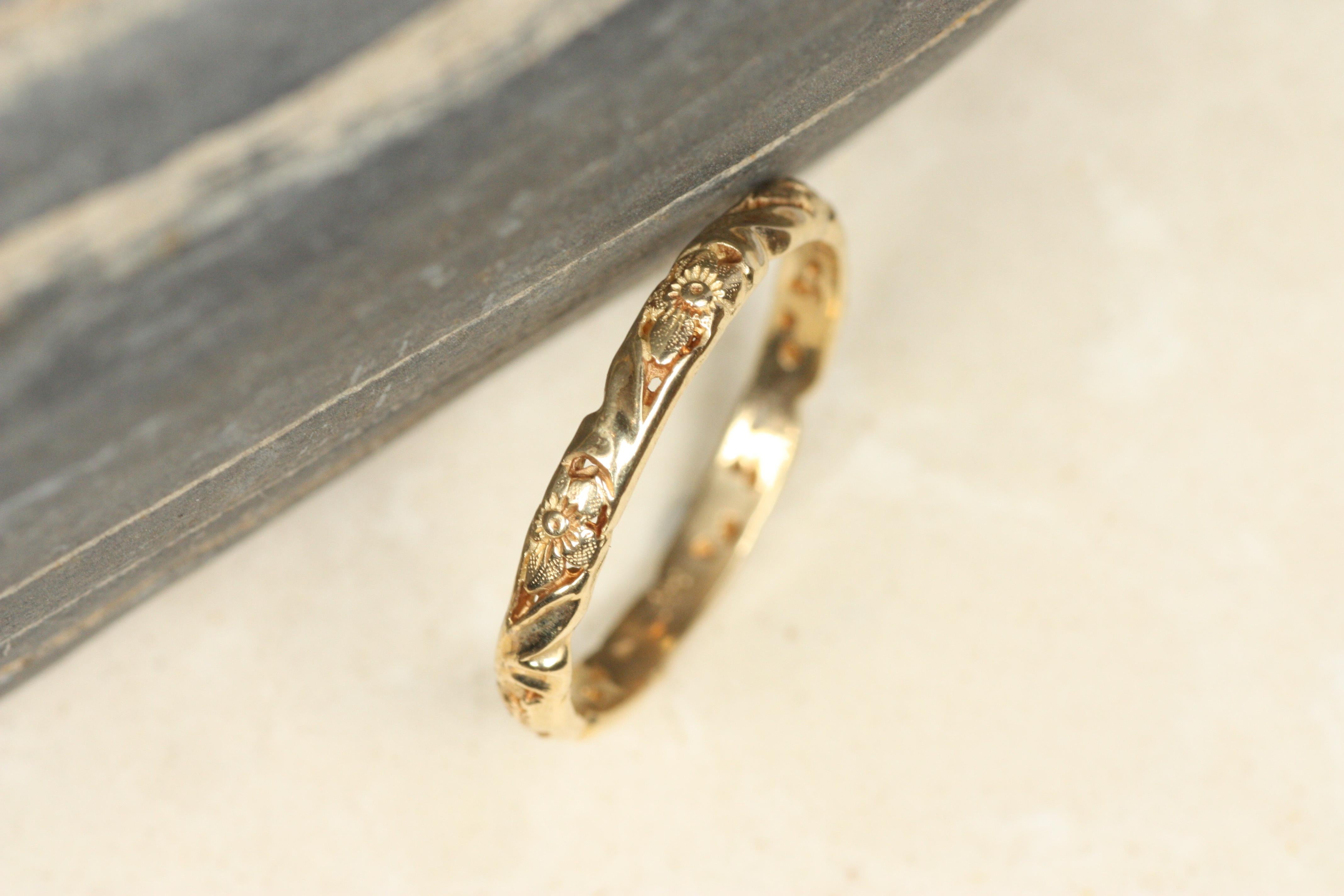 Modern Floral Sculpted Yellow Gold Vintage-Inspired Wedding Band For Sale