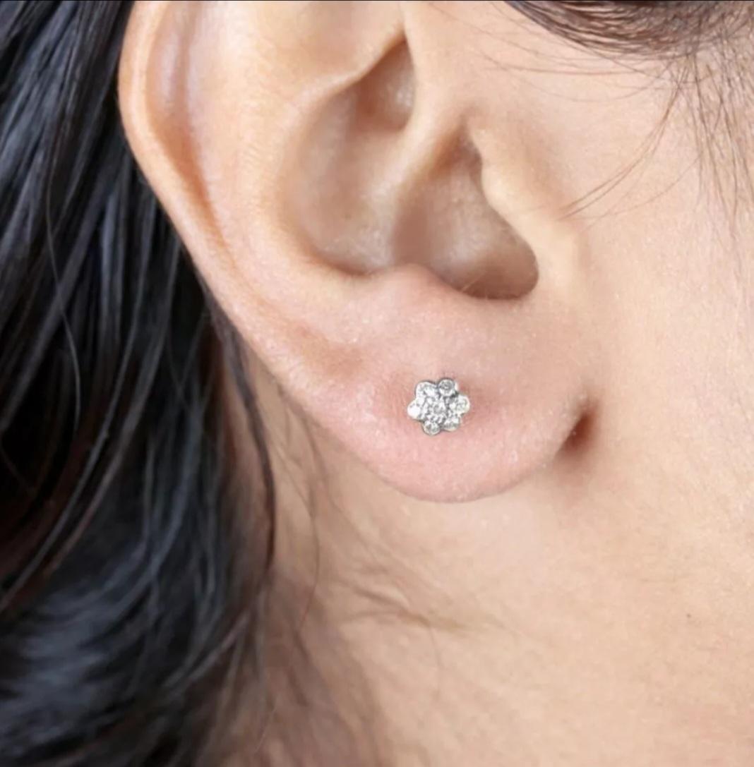 Women's or Men's Floral Shaped 14K Yellow Gold Natural Diamond Small Handmade Fine Jewelry Gift For Sale