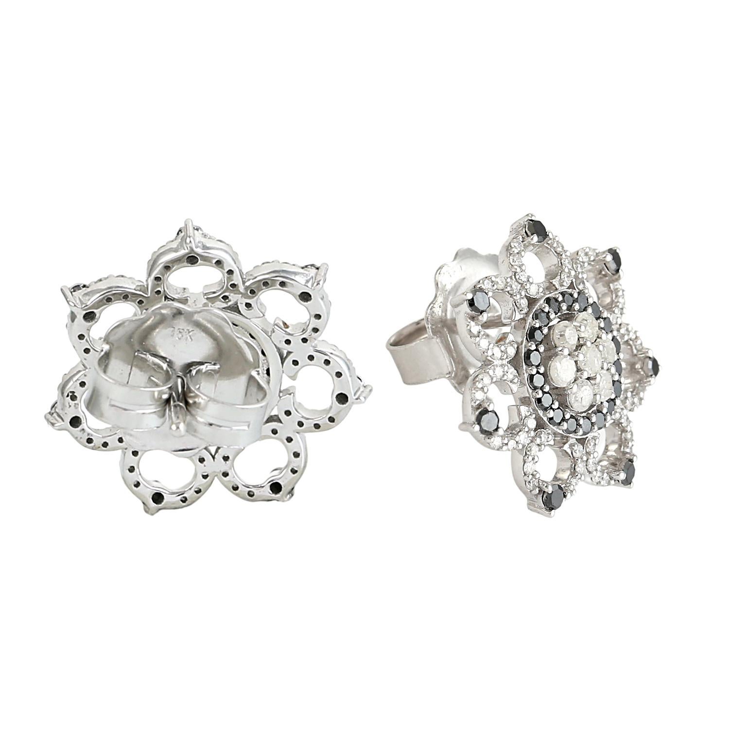 Artigiano Borchie con diamanti bianchi e neri a forma di fiore realizzate in oro bianco 18 carati in vendita