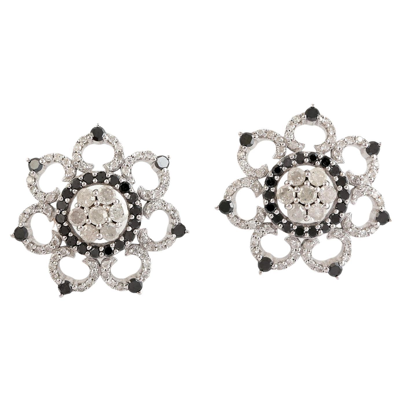 Borchie con diamanti bianchi e neri a forma di fiore realizzate in oro bianco 18 carati in vendita