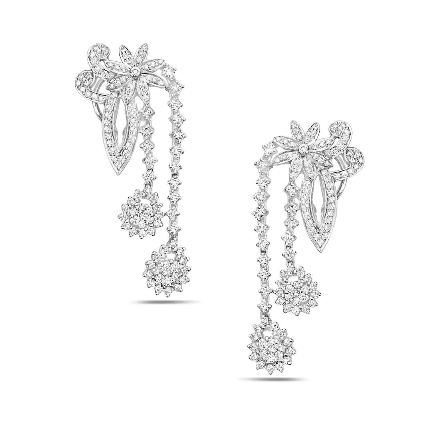 Floral Shaped Earrings with VS Diamonds Made in 18k White Gold In New Condition For Sale In New York, NY