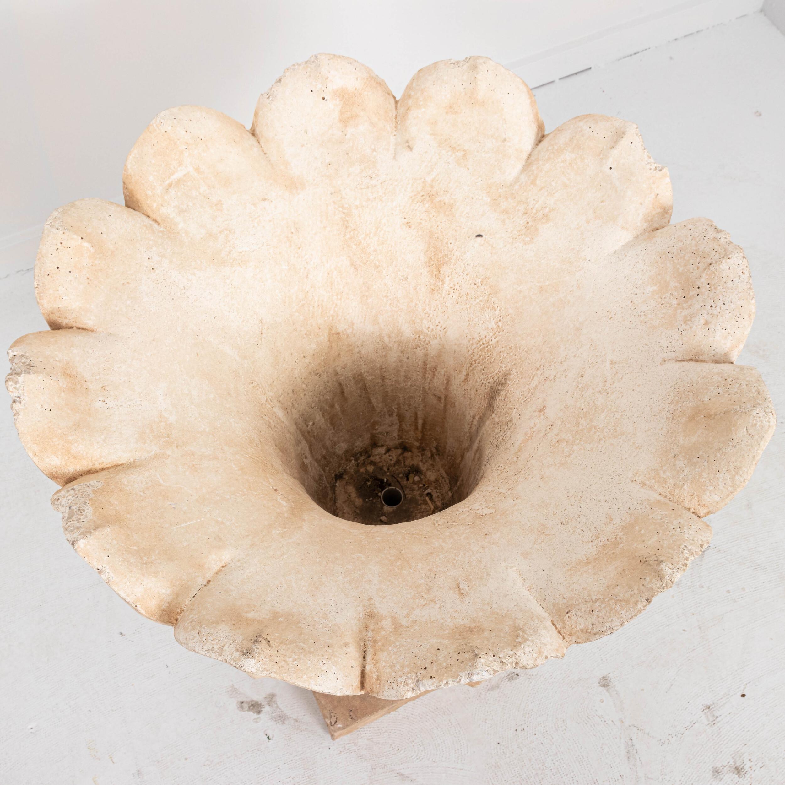 20ième siècle Jardinière de jardin à motifs floraux en vente