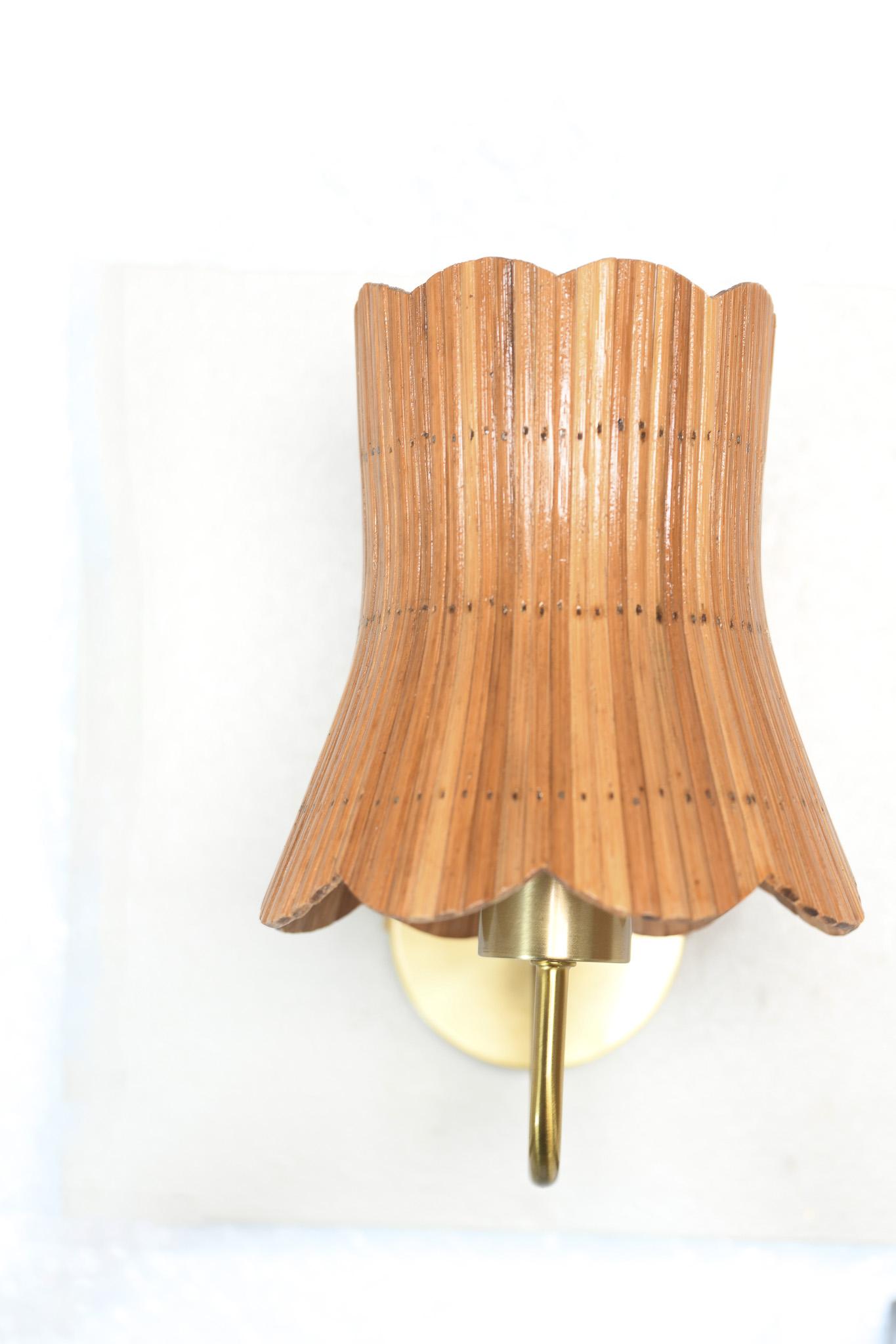 Der Wandleuchter Floral & Brass von Rattanology ist ein schönes Fest der Eleganz der Natur und der handwerklichen Kunstfertigkeit.

Dieses mit viel Liebe zum Detail handgefertigte Einzelstück zeichnet sich durch ein zartes, florales Rattan-Design