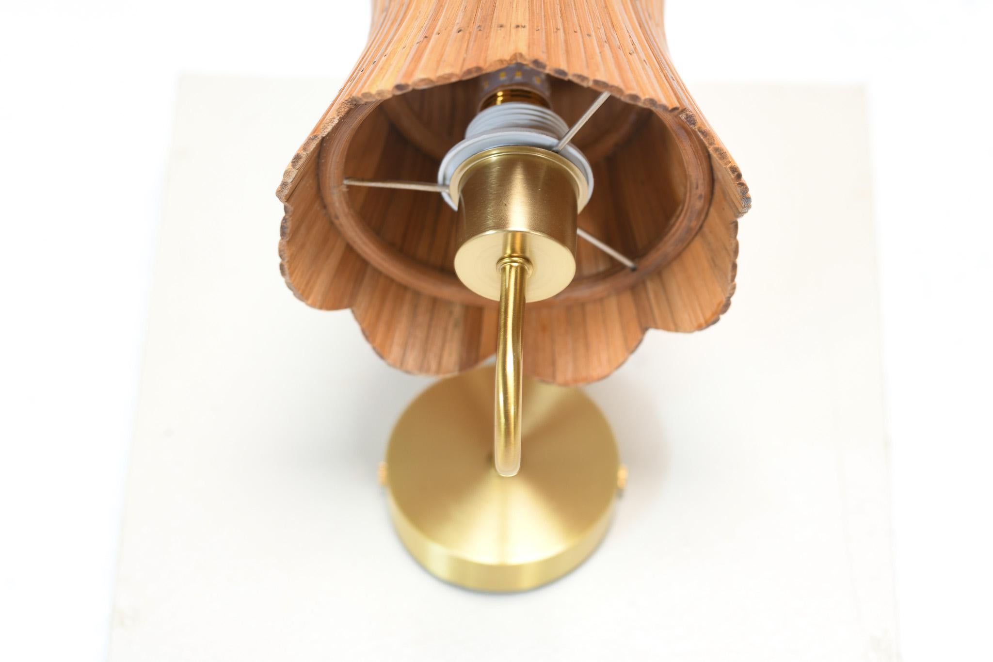 Wandleuchter aus Rattan und Messing in Blumenform (Philippinisch) im Angebot