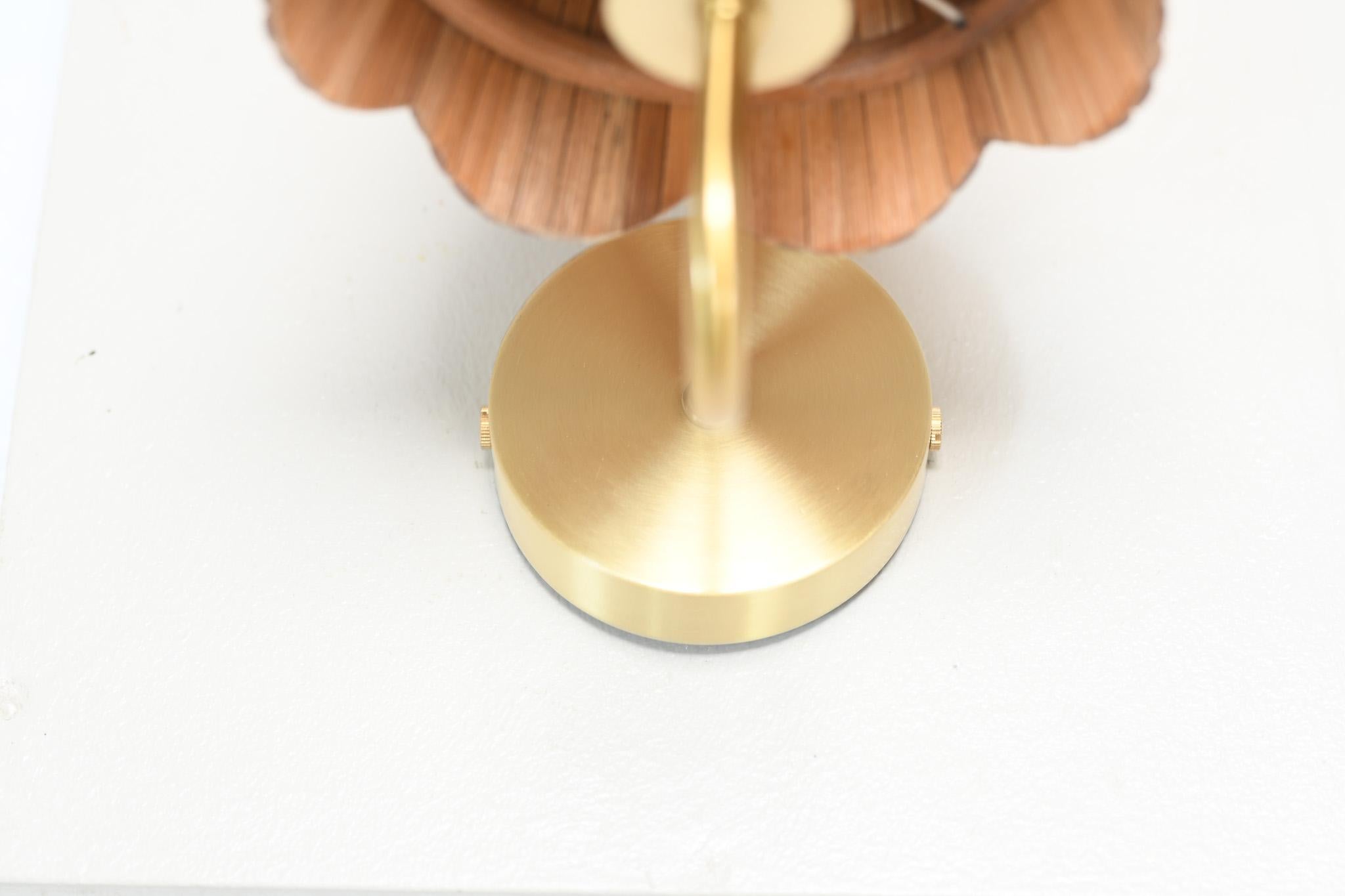 Wandleuchter aus Rattan und Messing in Blumenform (21. Jahrhundert und zeitgenössisch) im Angebot