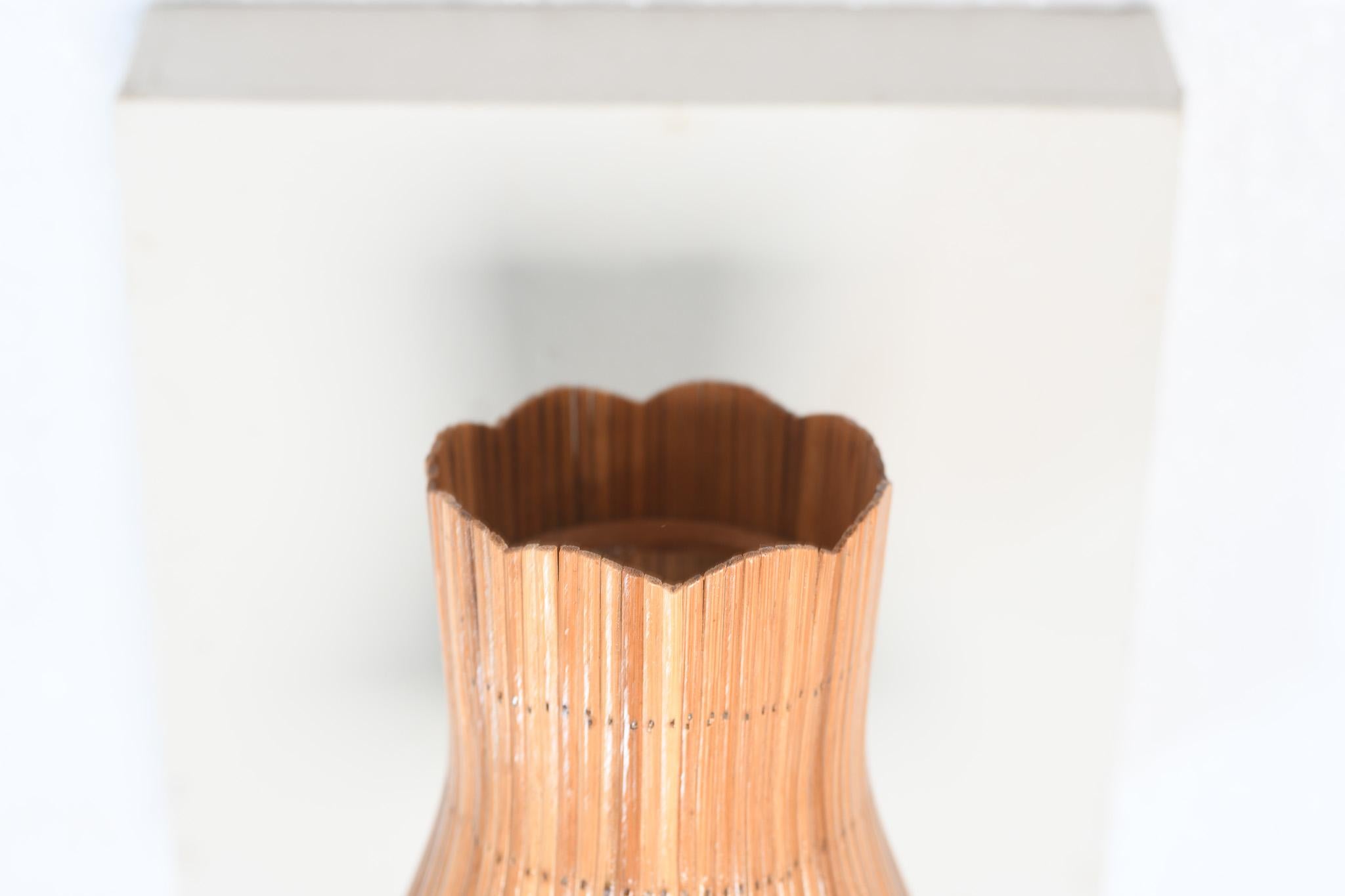 Wandleuchter aus Rattan und Messing in Blumenform im Angebot 1