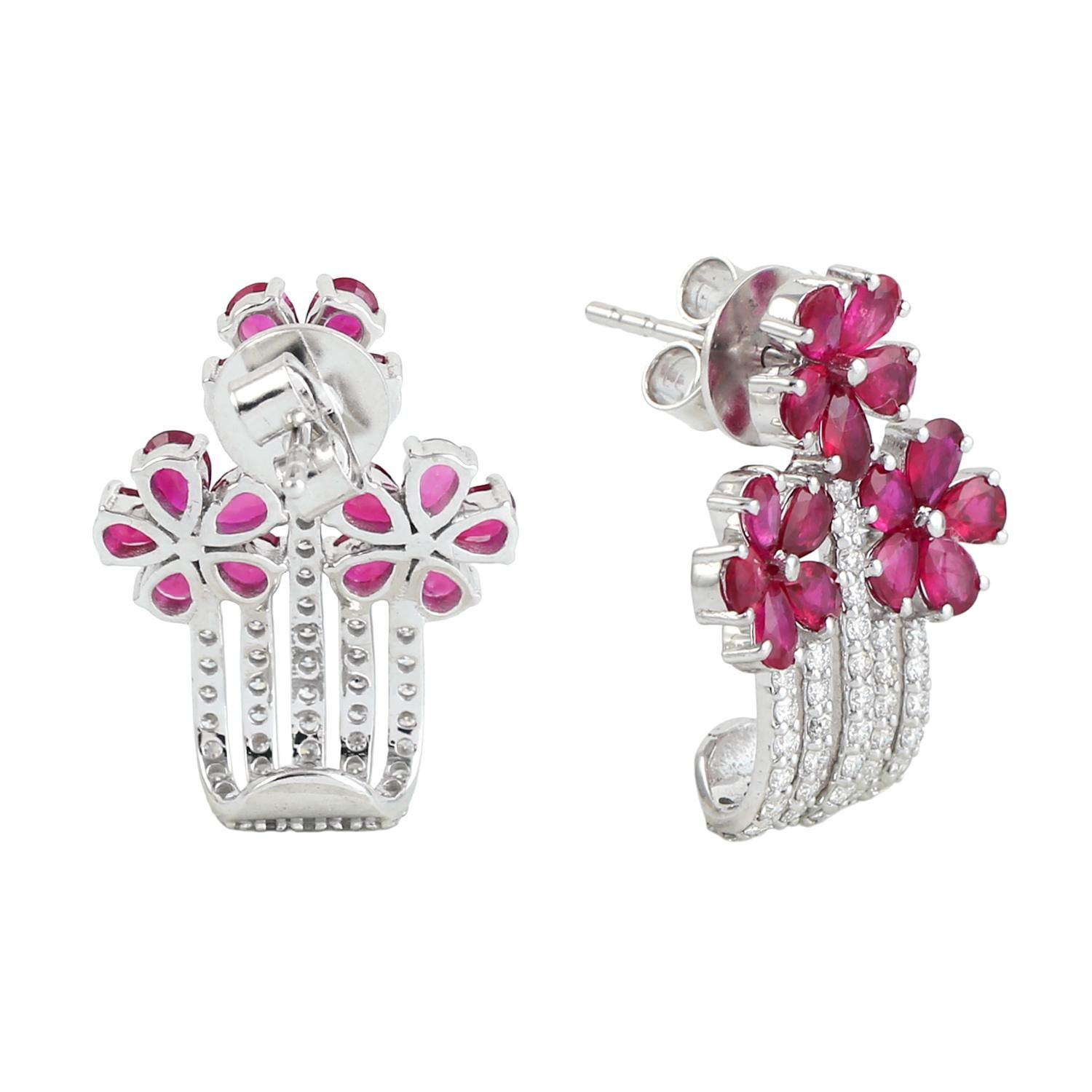 Artisan Boucles d'oreilles rubis en forme de fleur avec diamants en or blanc 18k en vente