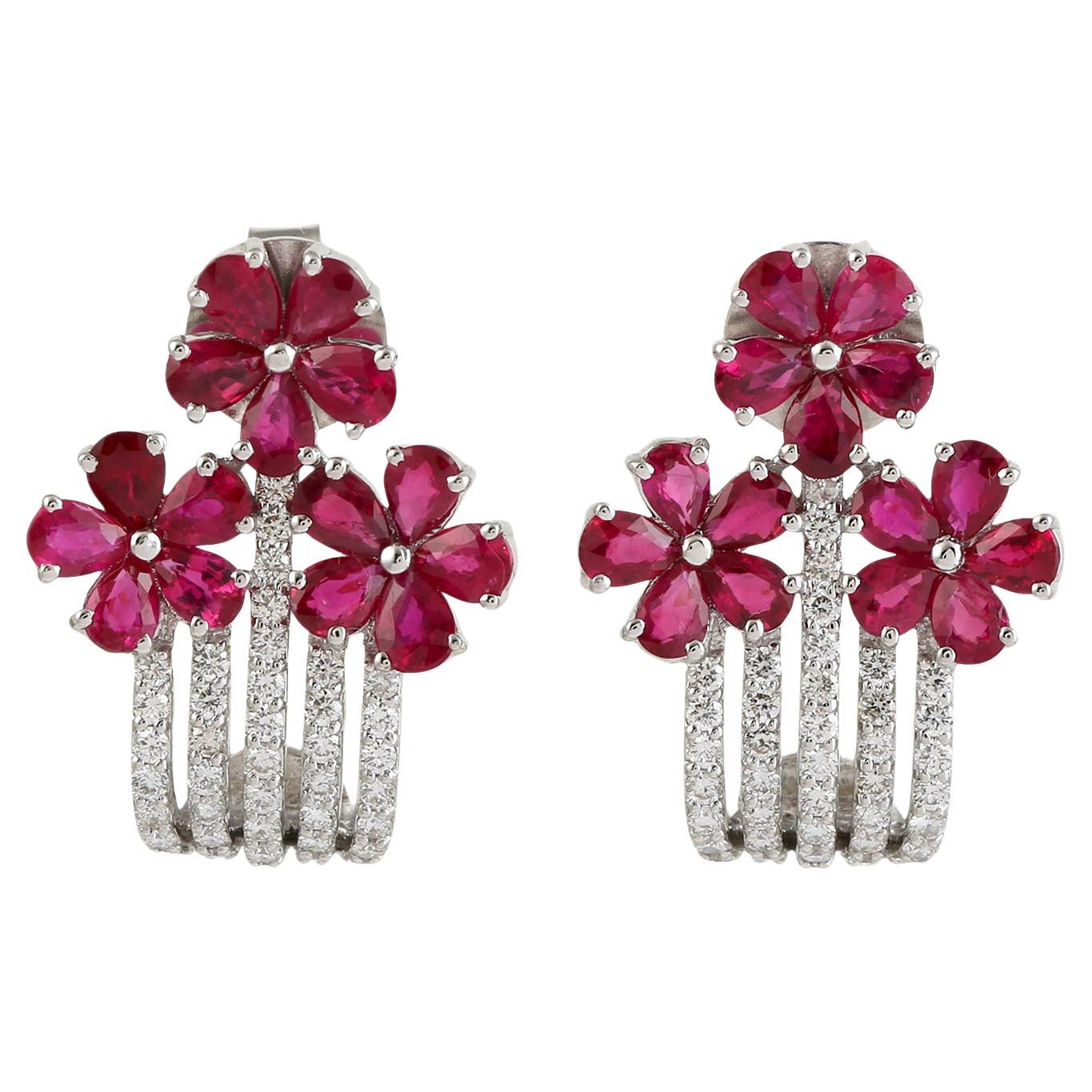 Boucles d'oreilles rubis en forme de fleur avec diamants en or blanc 18k en vente