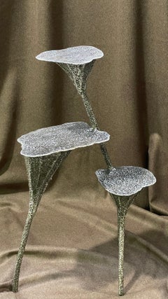 Scaffale floreale con tre piatti di Chanel Kapitanj