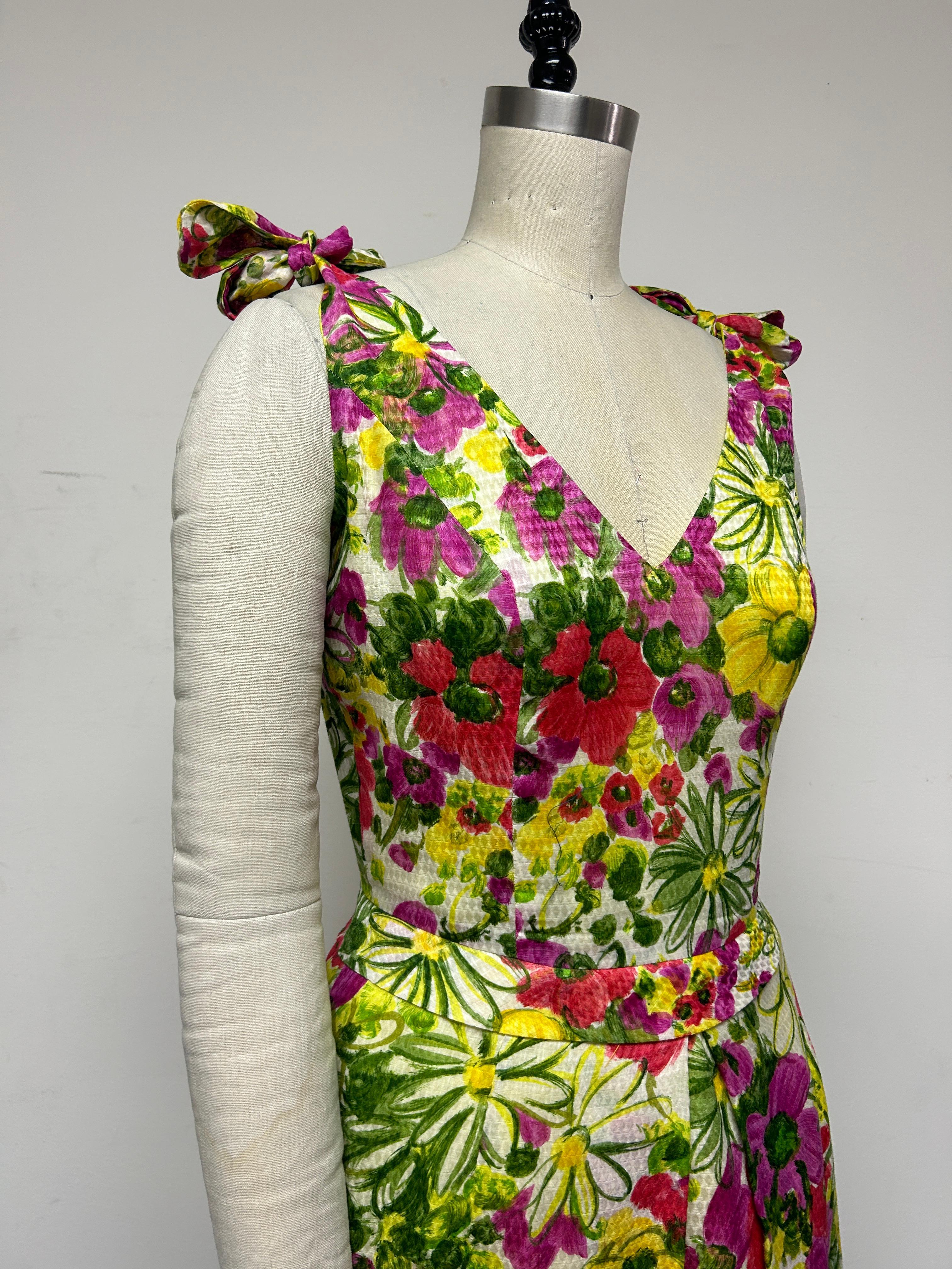 Buntes Vintage-Baumwollkleid mit geblümten Schultern und V-Ausschnitt und Schlaghose im Angebot 1