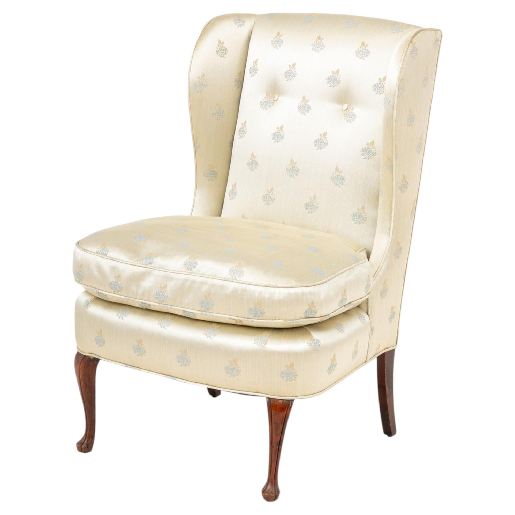 Fauteuil à oreilles rembourré en soie à motif floral, avec pieds cabrioles en vente