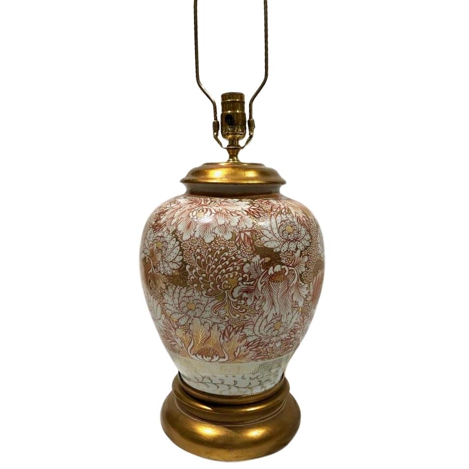Japonais Lampe simple en porcelaine à motifs floraux en vente