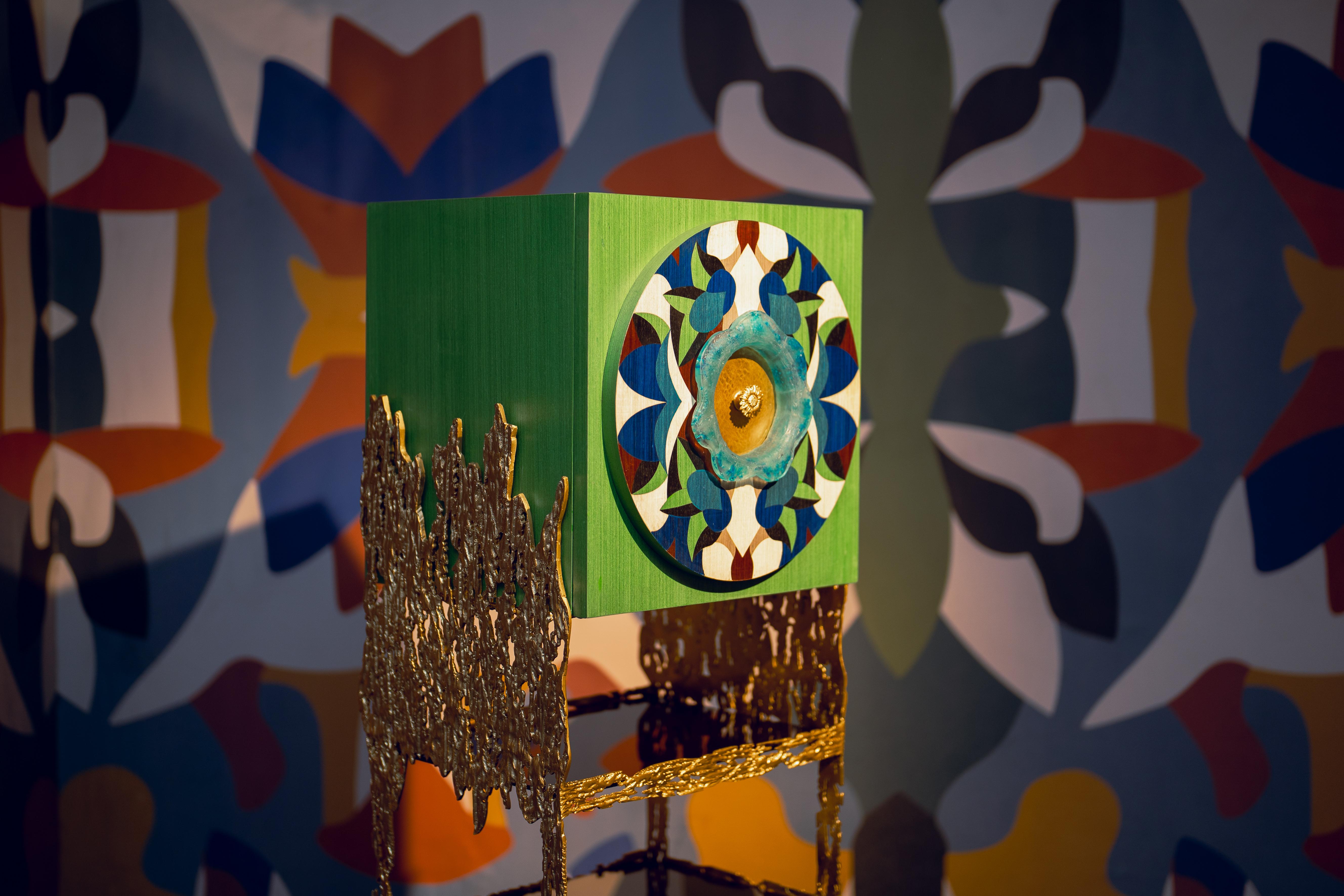 El Armario Floral es un testimonio de la armoniosa combinación de belleza estética y diseño funcional. Esta majestuosa pieza te cautivará con su paleta de chapas de madera multicolor, que se asemeja a los tintes de las flores en flor. El exquisito