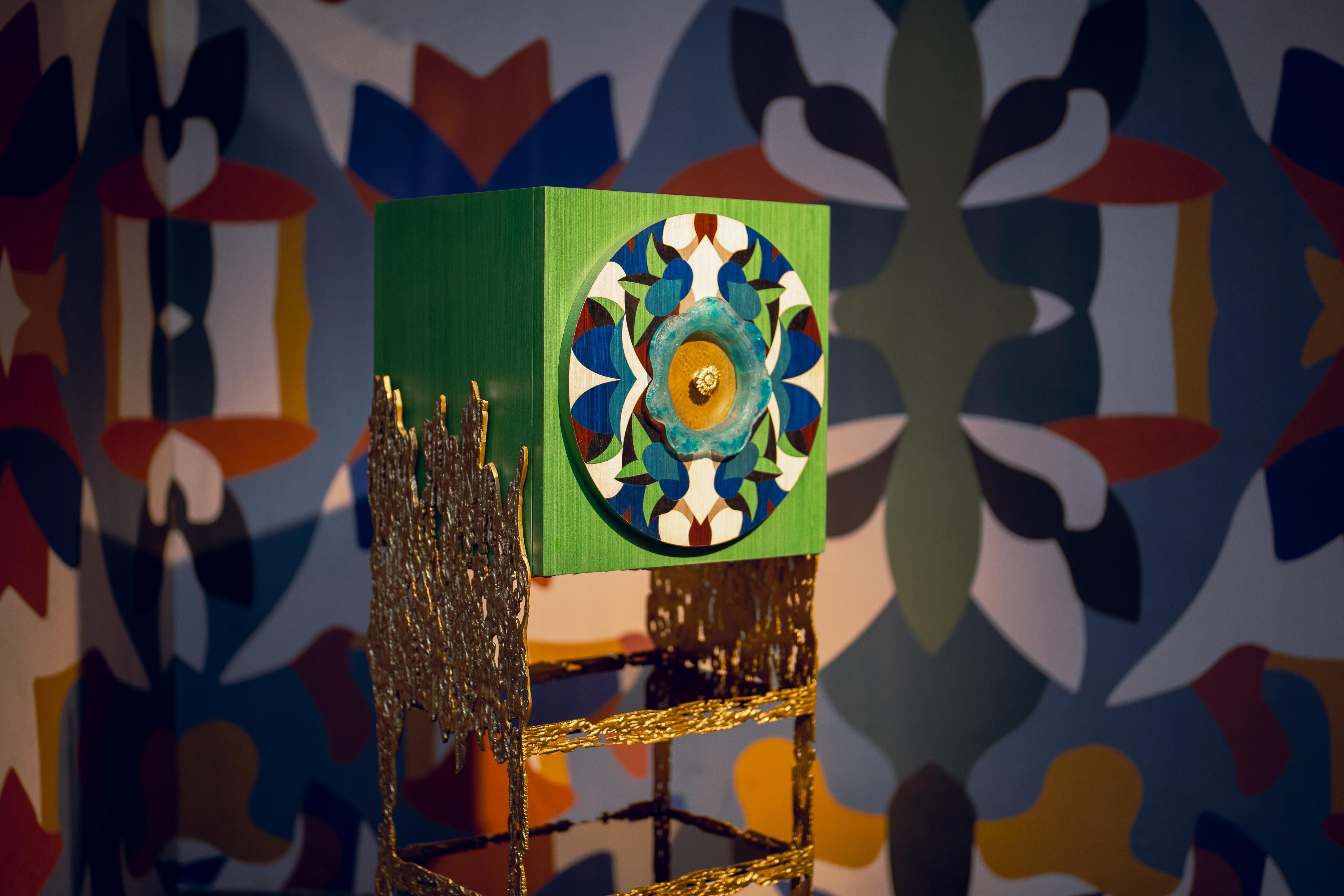 FLORAL-Mueble de madera maciza, cristal hecho a mano, latón macizo y chapa multicolor Moderno en venta
