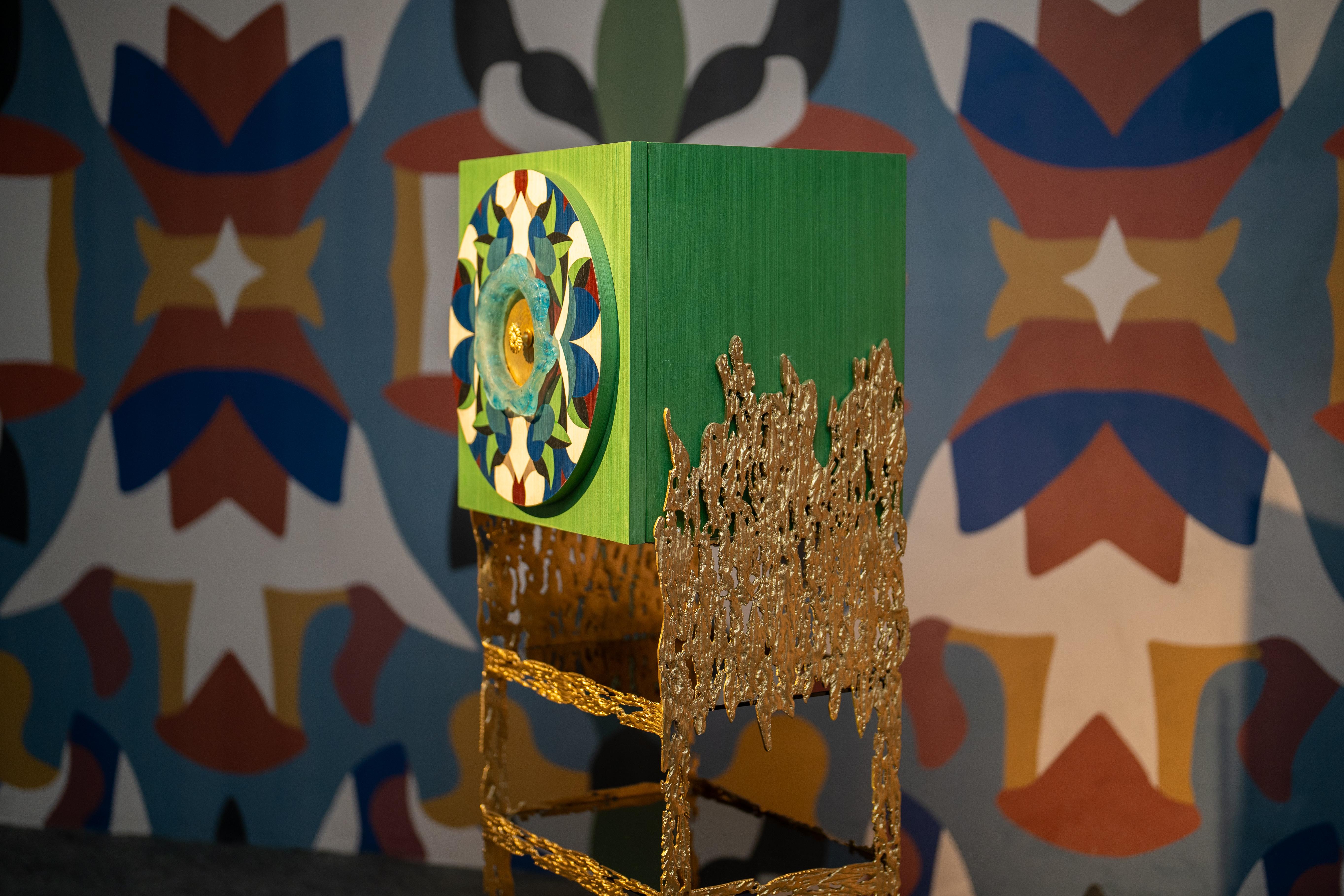 FLORAL-Mueble de madera maciza, cristal hecho a mano, latón macizo y chapa multicolor Egipcio en venta