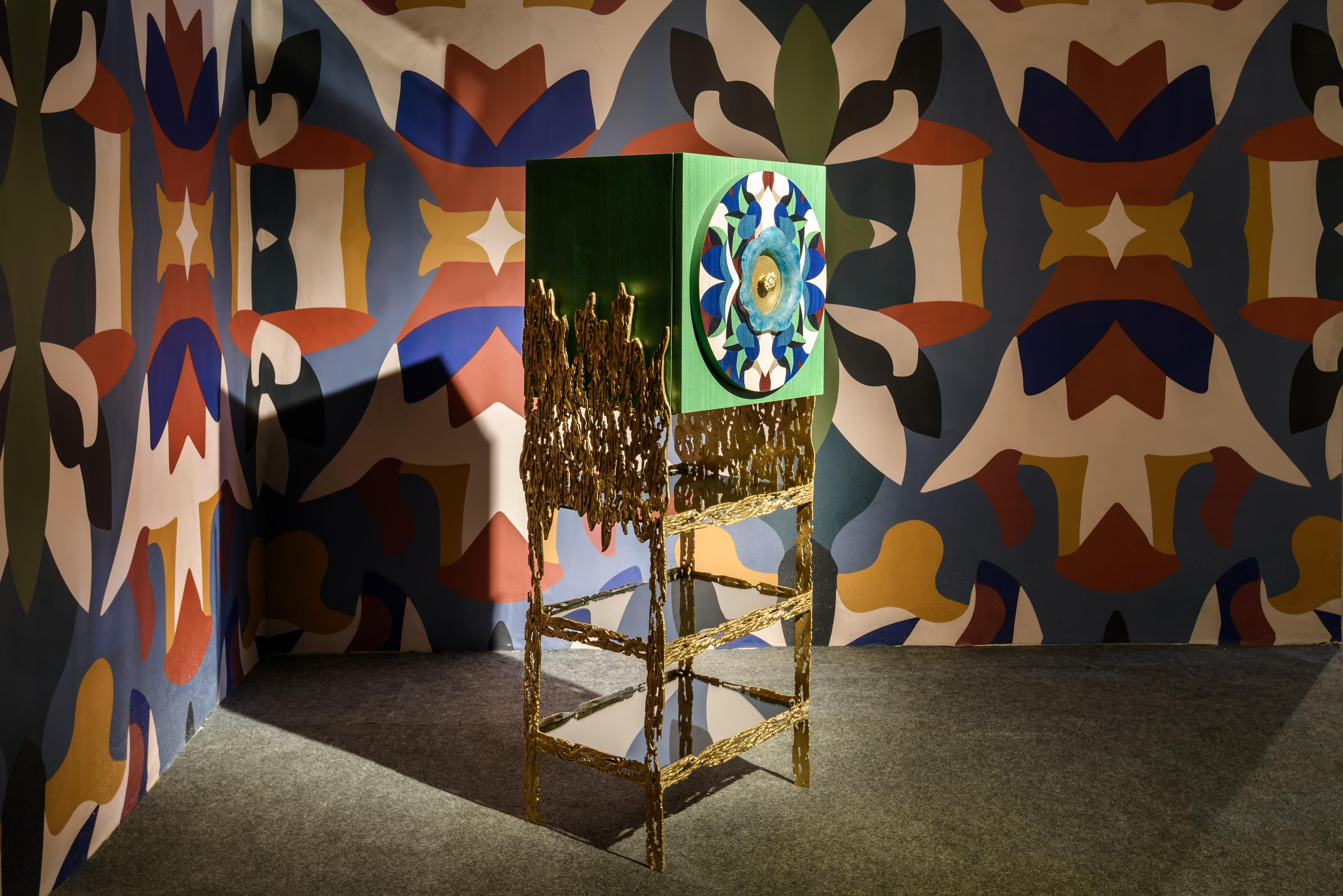 FLORAL-Mueble de madera maciza, cristal hecho a mano, latón macizo y chapa multicolor Siglo XXI y contemporáneo en venta