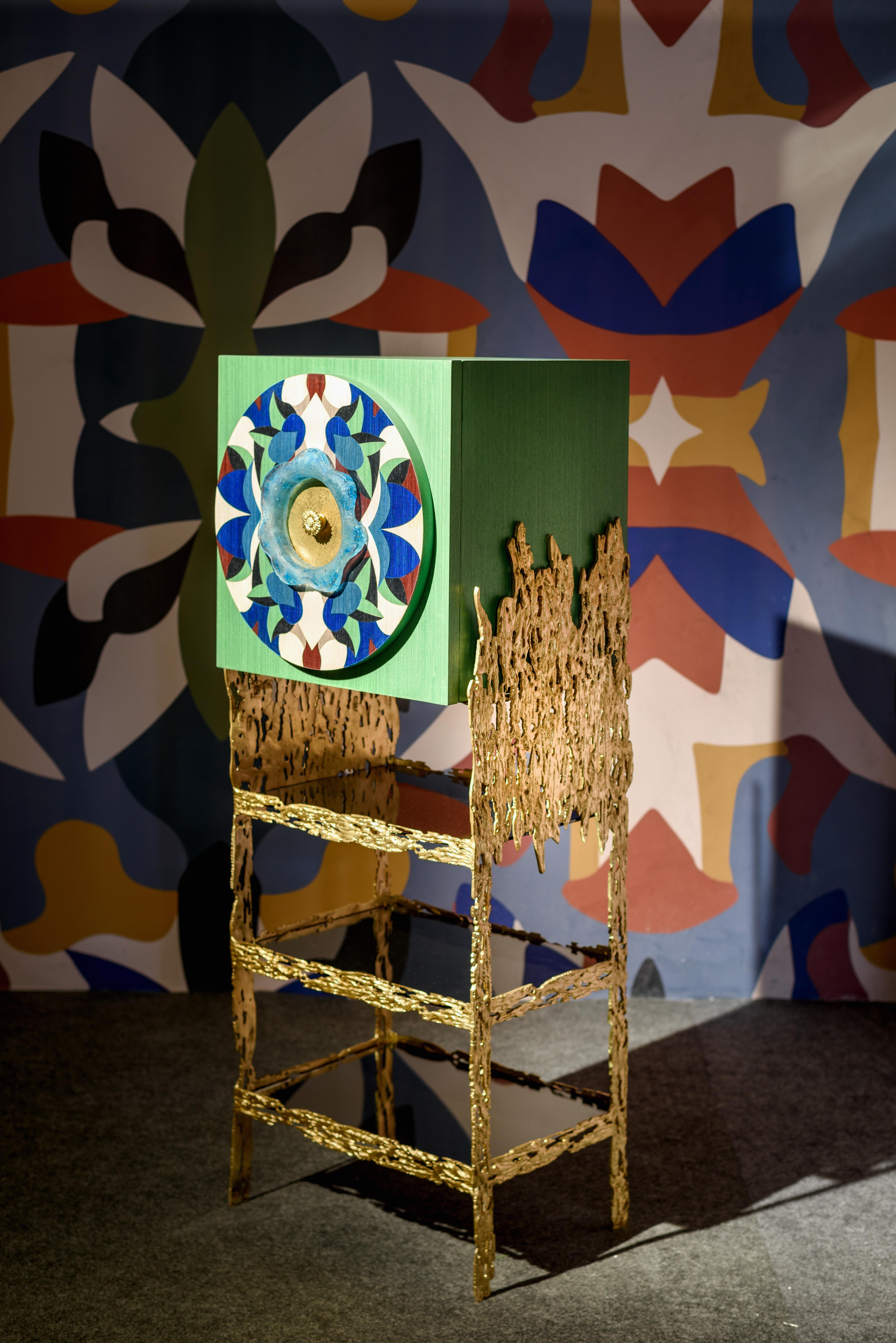 FLORAL-Mueble de madera maciza, cristal hecho a mano, latón macizo y chapa multicolor Latón en venta