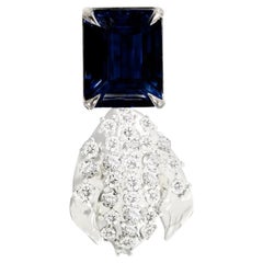 Broche fleur de saule avec saphirs et trente diamants en or blanc