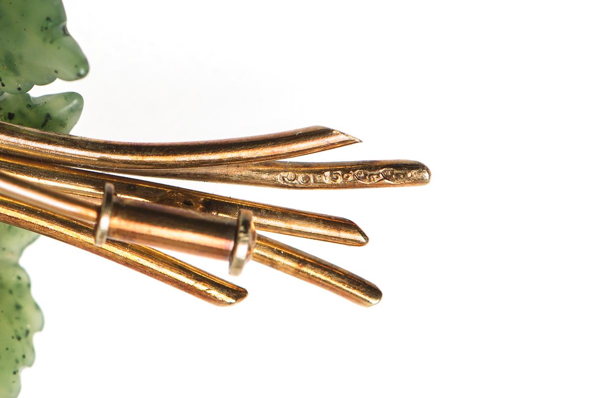 Floral Spray Brooch 14 Karat Gold set with Coloured Stone, Austrian circa 1950 In Good Condition For Sale In London, GB